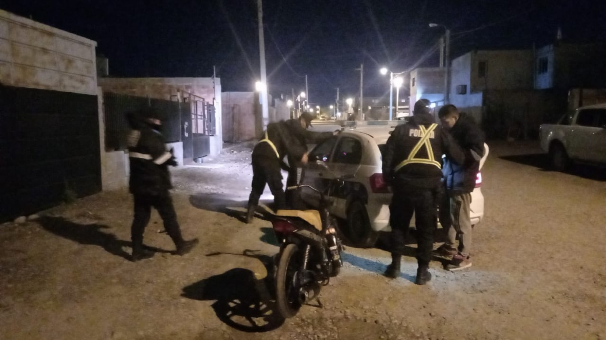 Manejaba una moto con la patente cambiada y sin seguro