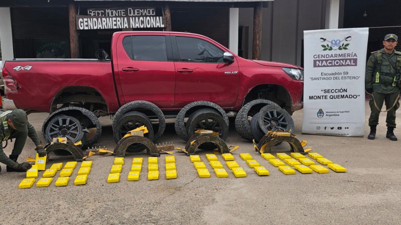 Gendarmería halló más de 51 kilos de cocaína escondidos en las ruedas de una camioneta