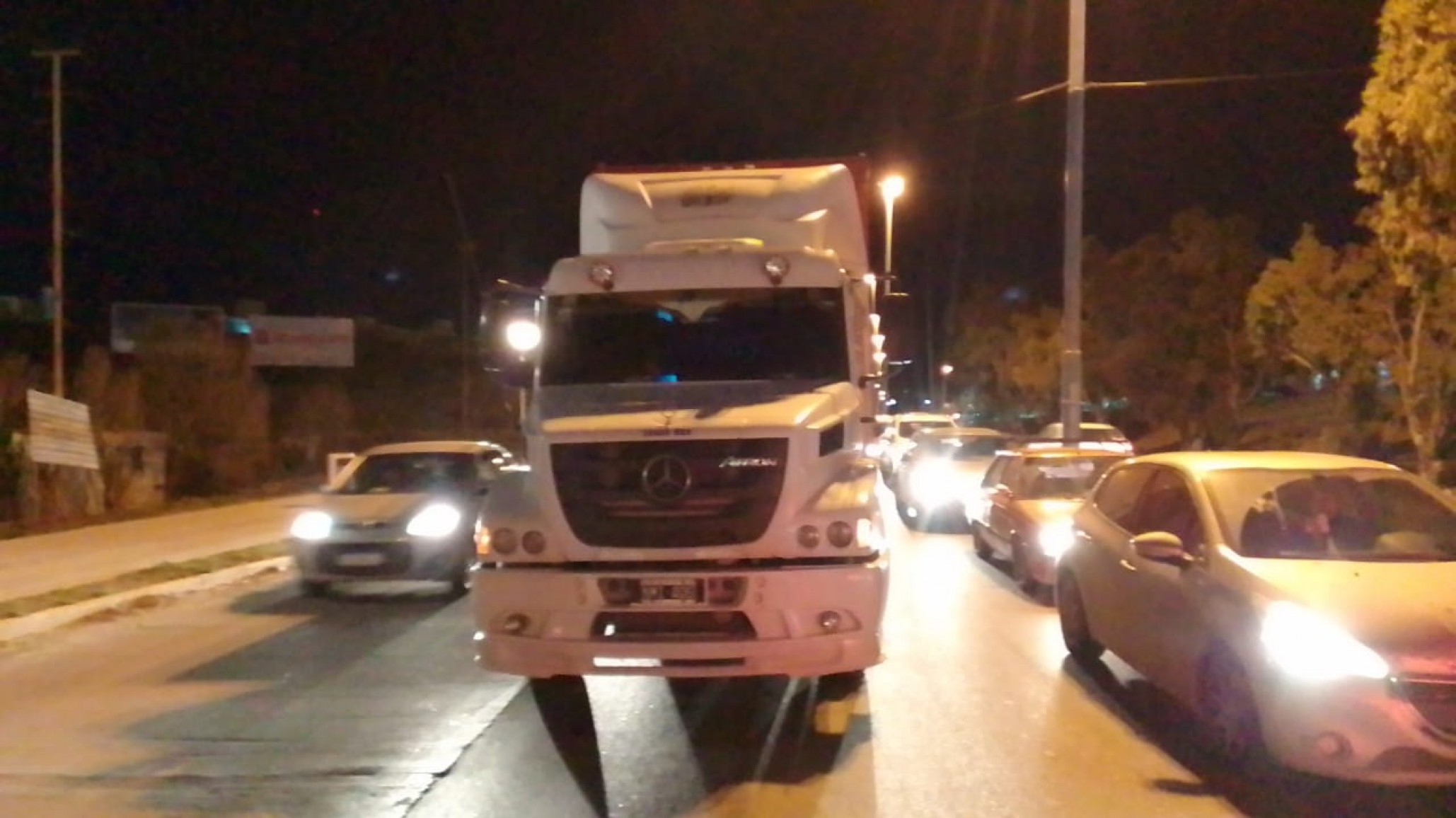 Camión varado en Km. 4 provoca congestión vehicular en zona norte