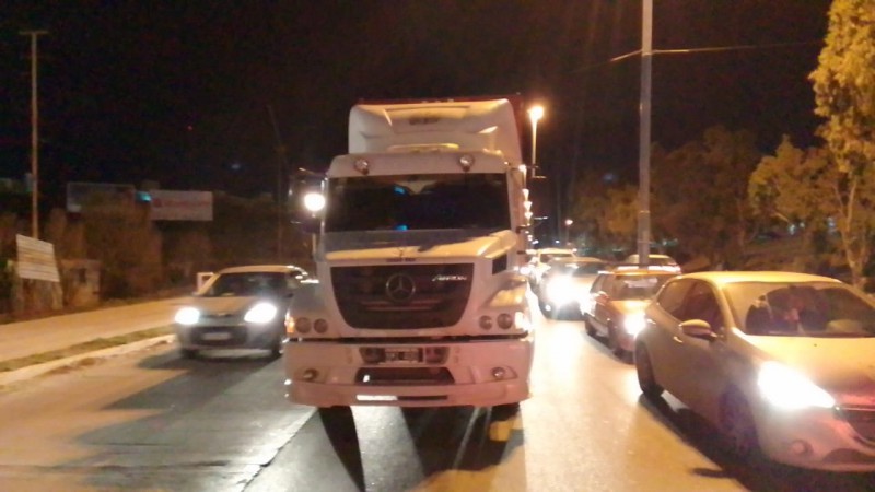 Camión varado en Km. 4 provoca congestión vehicular en zona norte