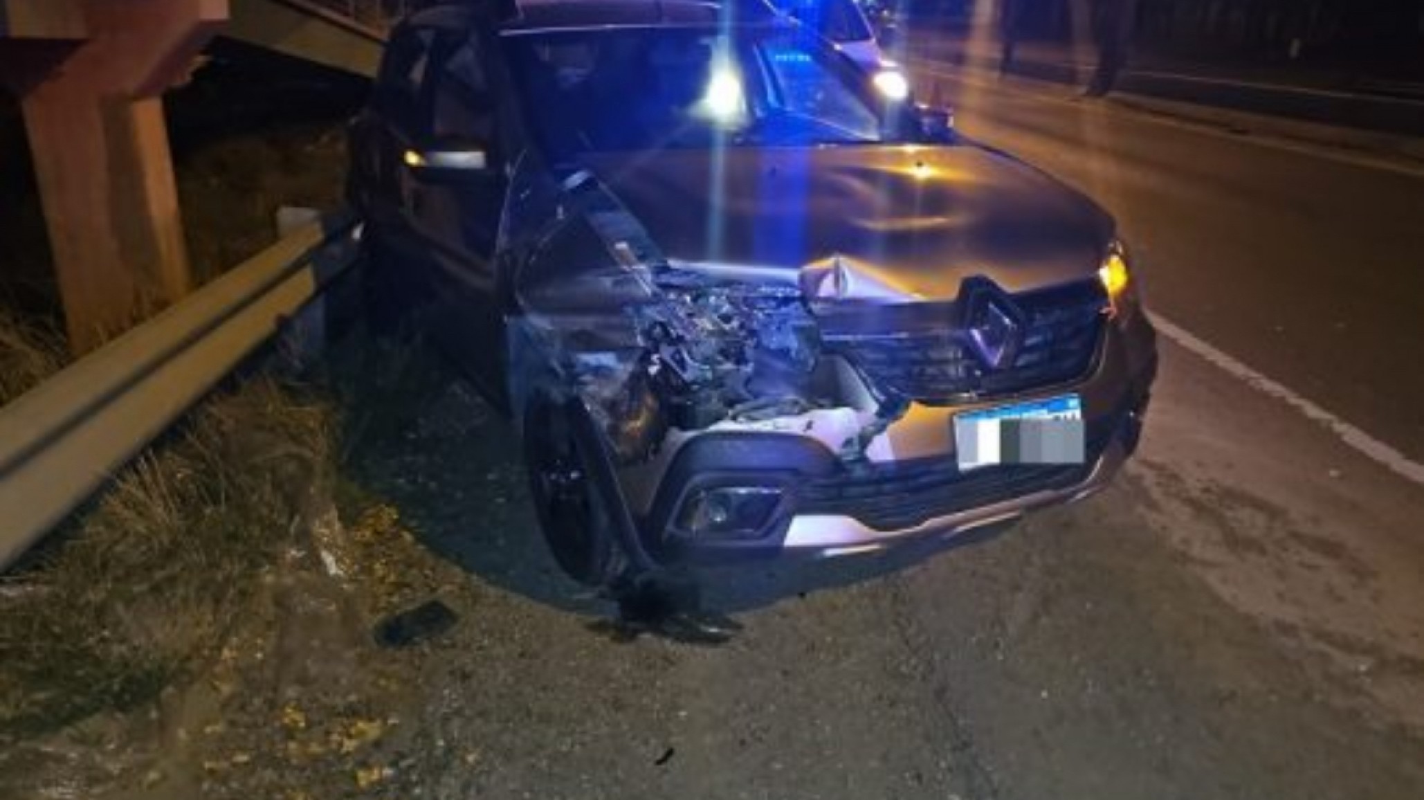 Choque entre dos autos: un conductor terminó herido y el otro prófugo