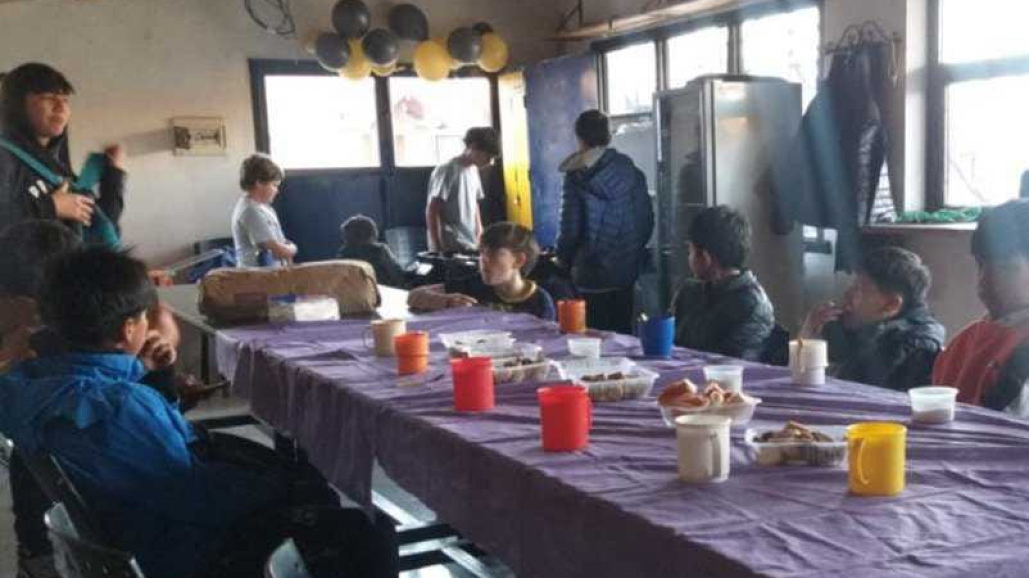 Un cálido abrazo para los pibes: Belgrano de Esquel abre las puertas de su merendero para combatir el frío