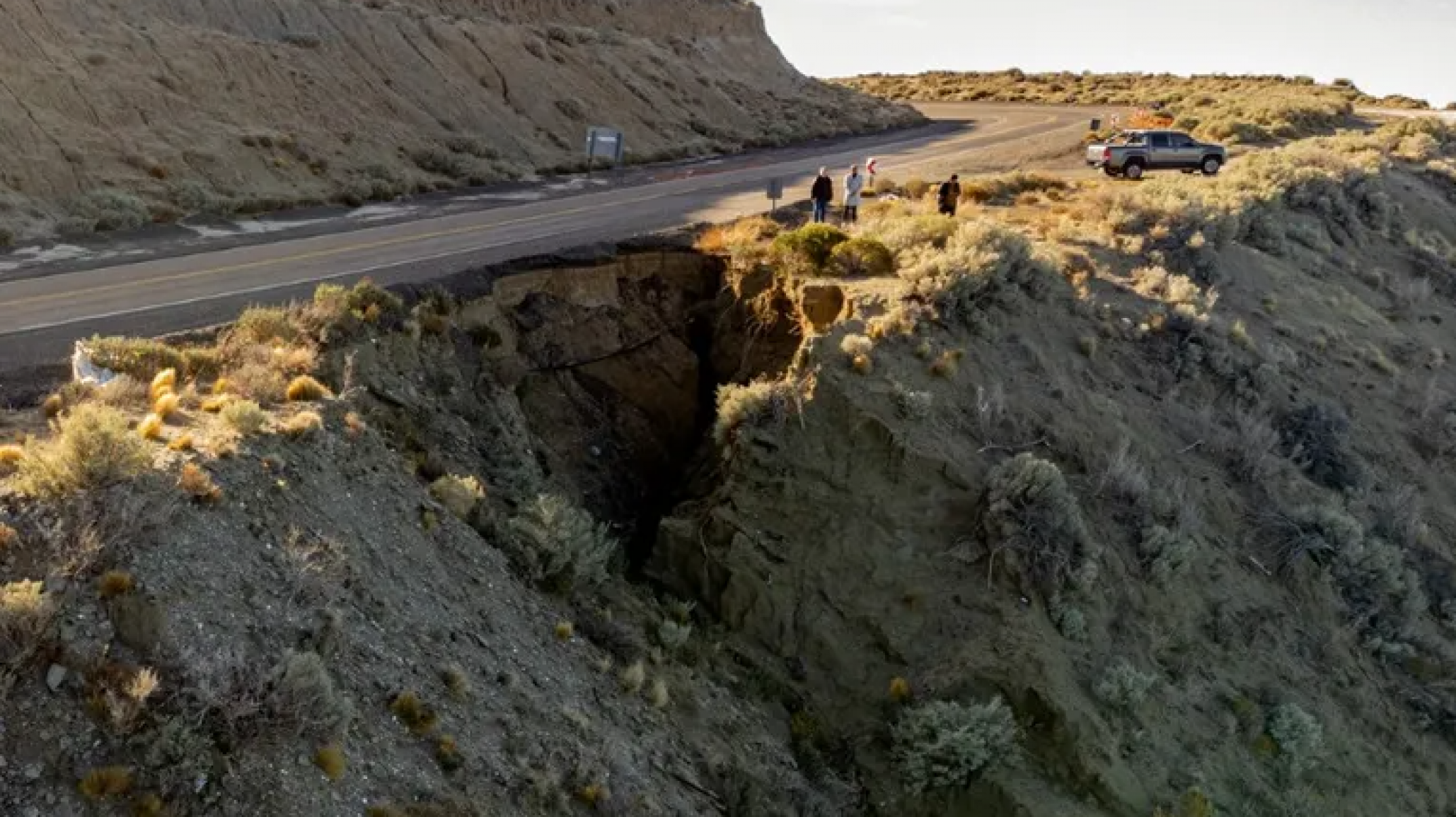 Exigen a Vialidad Nacional por el deterioro de la Ruta 3: "El socavón es de 20 metros de ancho y 60 metros de profundidad"