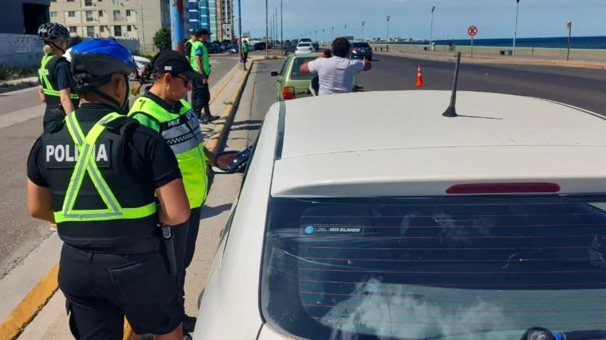 Conductor alcoholizado evadió un control policial, terminó chocando contra un móvil y un árbol