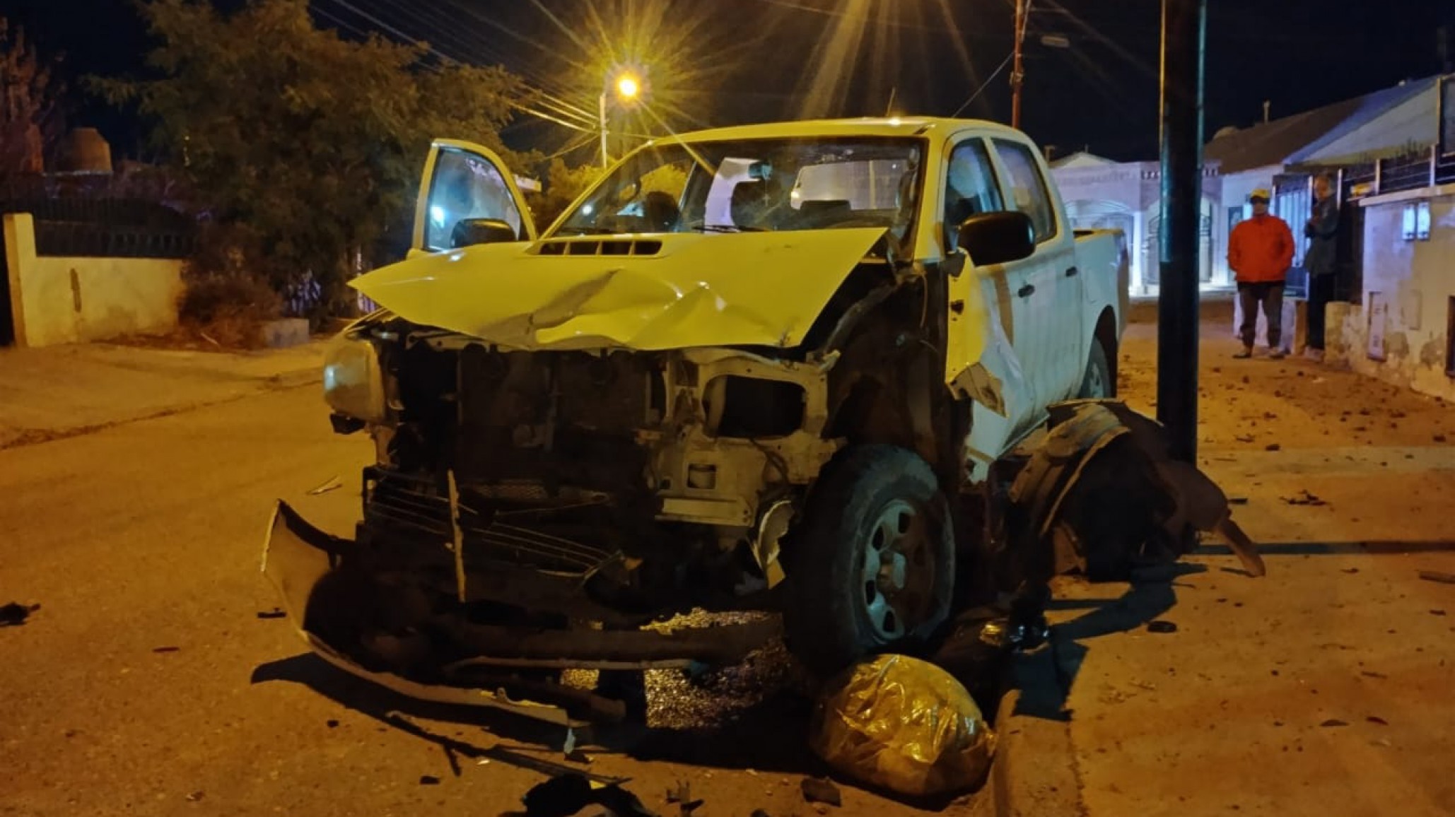 Otro conductor alcoholizado causó disturbios: chocó contra un auto estacionado