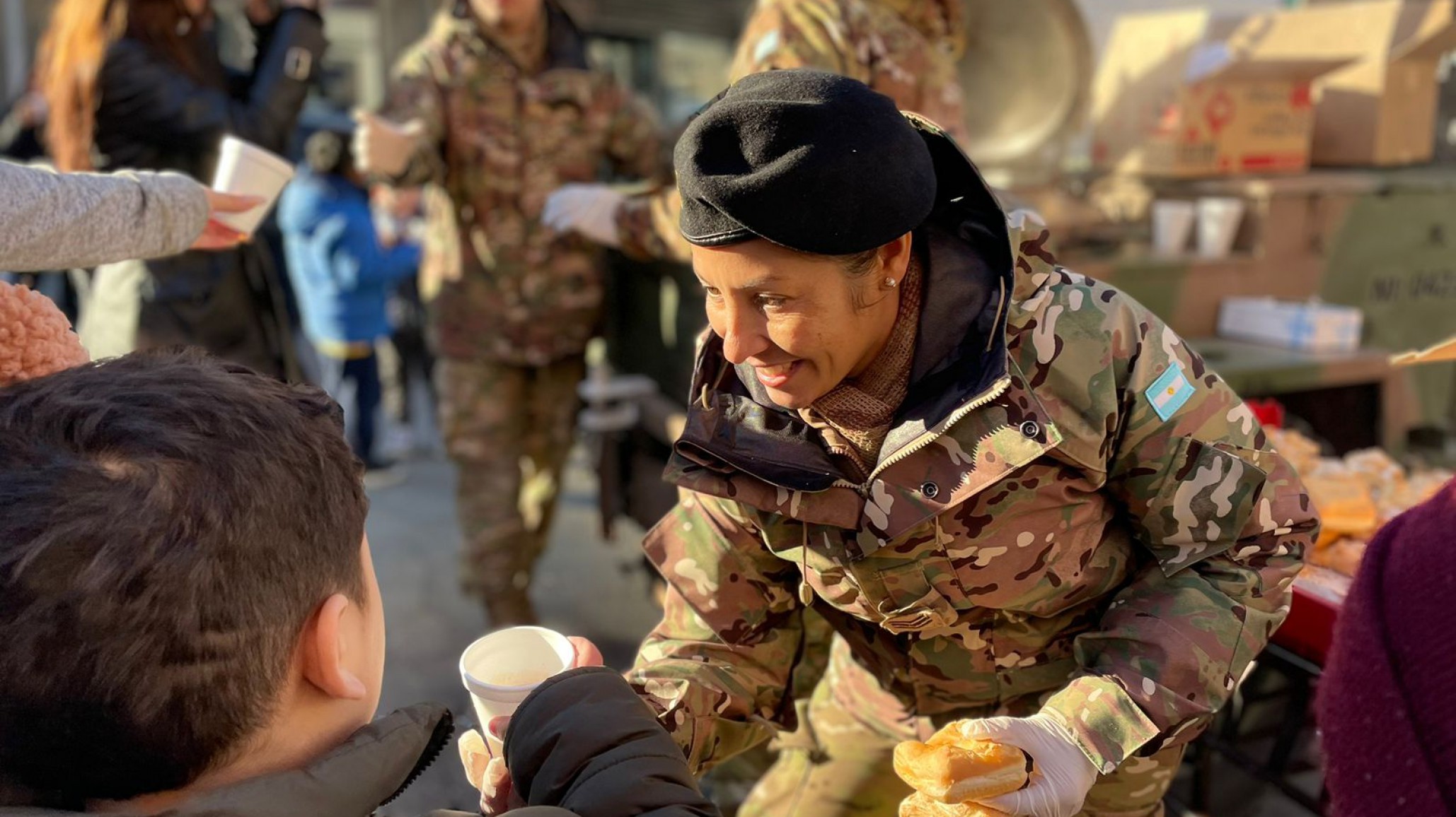 Comodoro disfruta del tradicional Desfile Cívico Militar en la calle San Martín