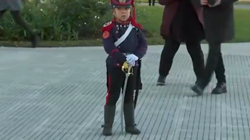 Lorenzo, el pequeño granadero rojense que desfiló en Plaza de Mayo por la Gesta de Mayo