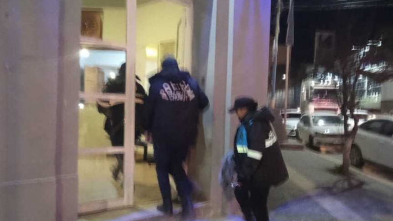 Le quitó la alarma a un pantalón, lo vieron por las cámaras y terminó detenido