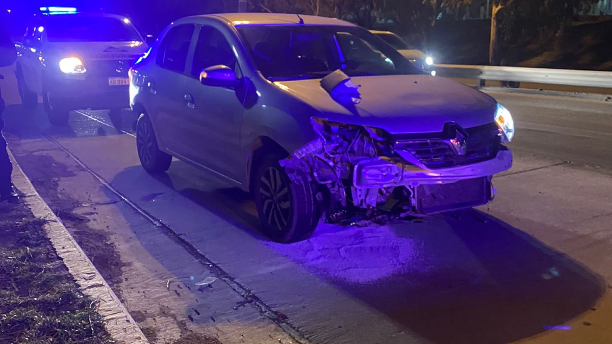 Conductor alcoholizado perdió el control de su vehículo y chocó contra un guardarrail