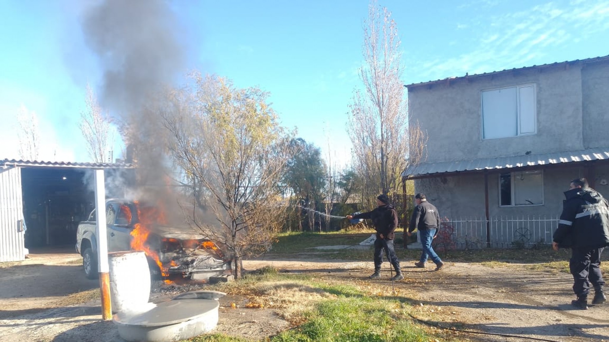 Una camioneta se incendió cuando la intentaban arreglar