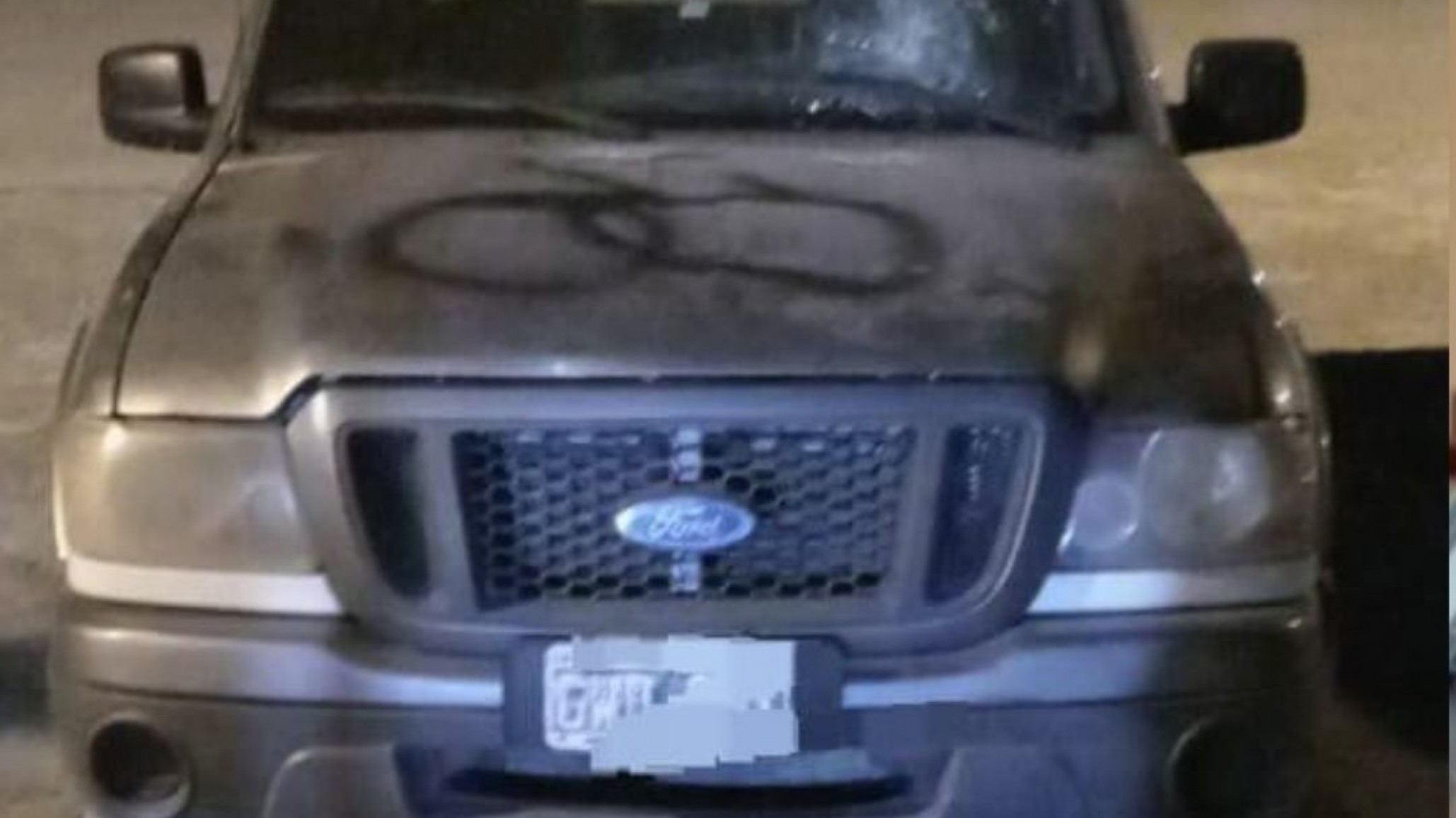 Cuatro menores le rompieron el parabrisas de la camioneta y salió a perseguirlos