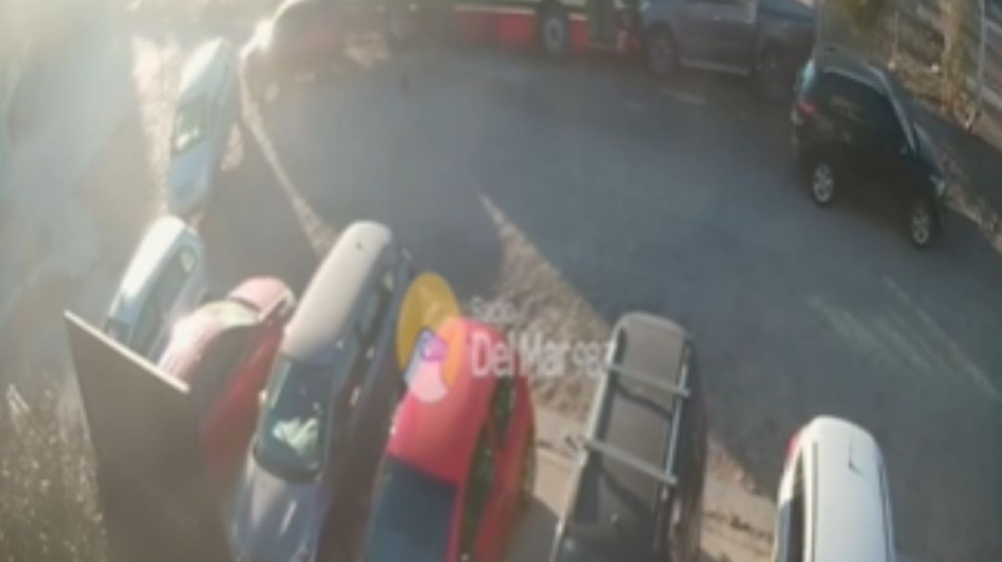 Caos en KM4: Un colectivo se quedó sin frenos y embistió autos estacionados