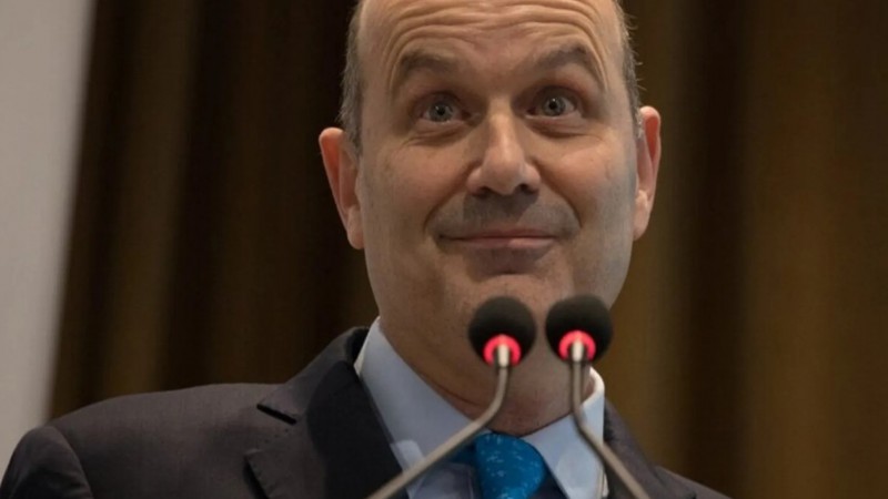 Sturzenegger: "Es inaceptable que el contribuyente financie pasajes ilimitados para ex empleados de Aerolíneas"