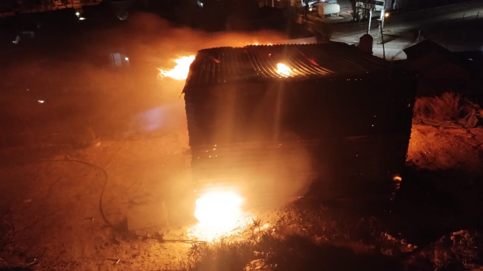 Se incendió una vivienda, las llamas se originaron por una conexión eléctrica clandestina