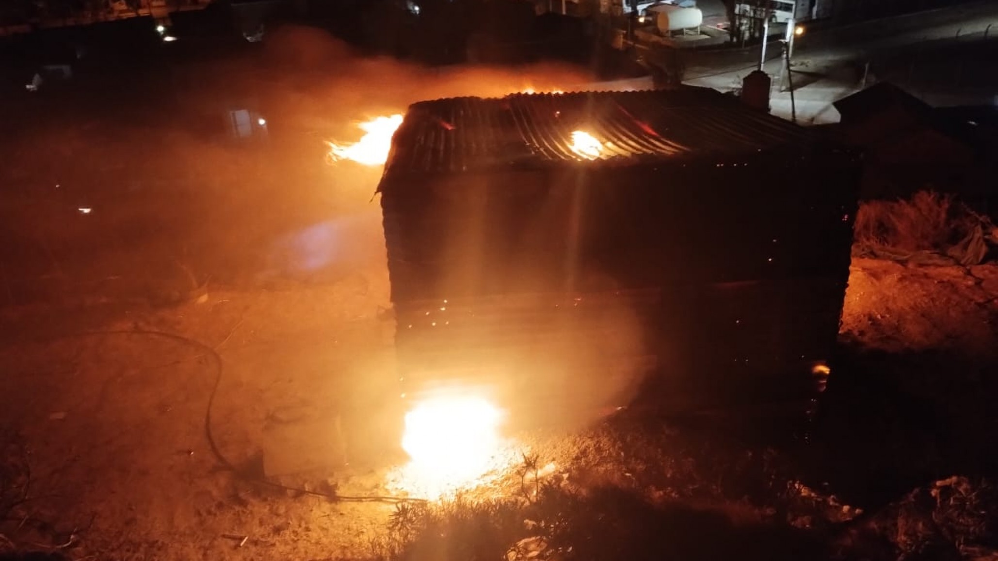 Se incendió una vivienda, las llamas se originaron por una conexión eléctrica clandestina