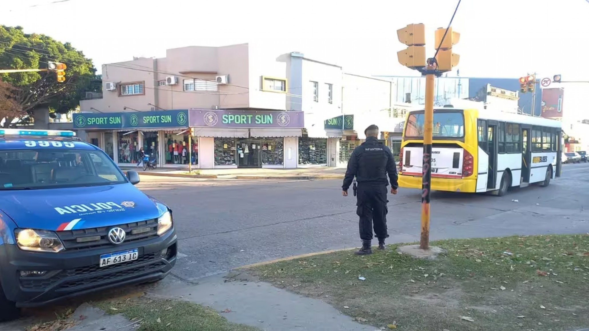 Tragedia: se le enganchó la mochila cuando bajaba del colectivo y murió atropellado