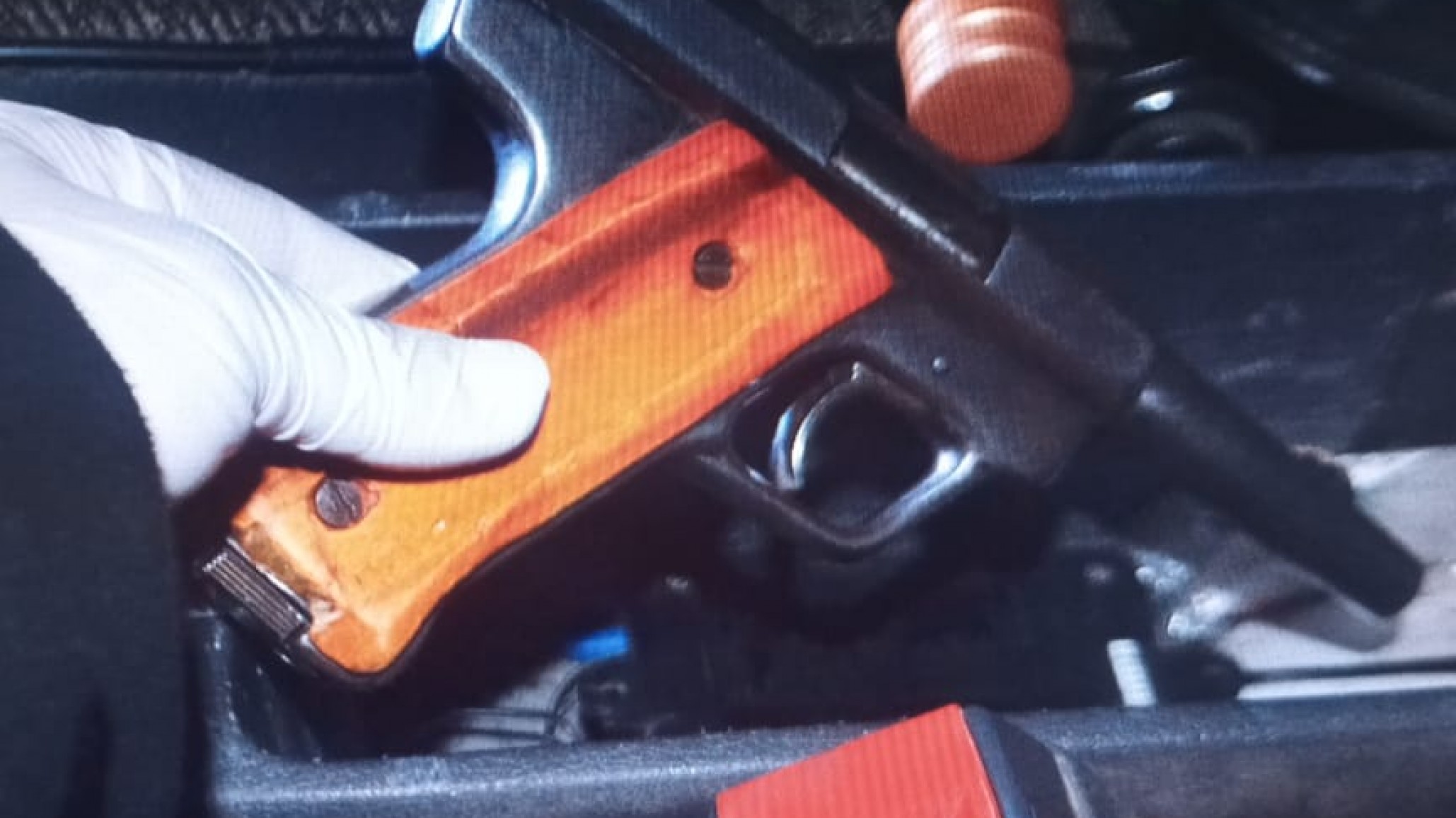 En un operativo nocturno sorprendieron a un hombre con un arma en su camioneta