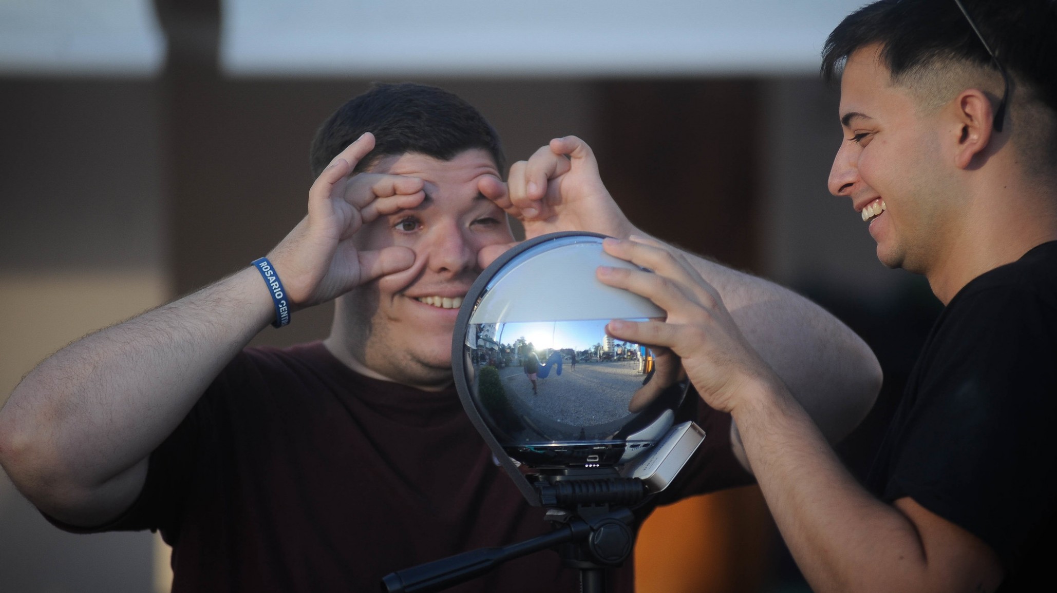 Polémica por la llegada de WorldCoin al país: la compañía que escanea el iris de las personas