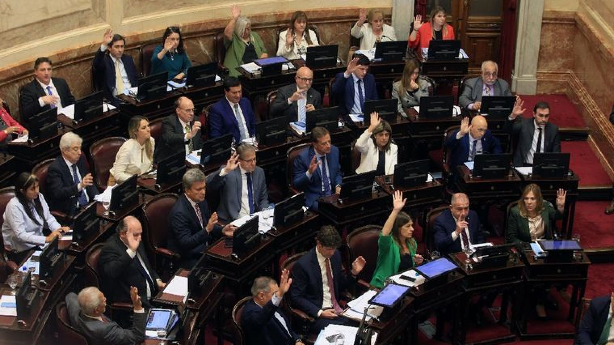 Los senadores decidieron no aumentarse sus sueldos tras la pol閙ica