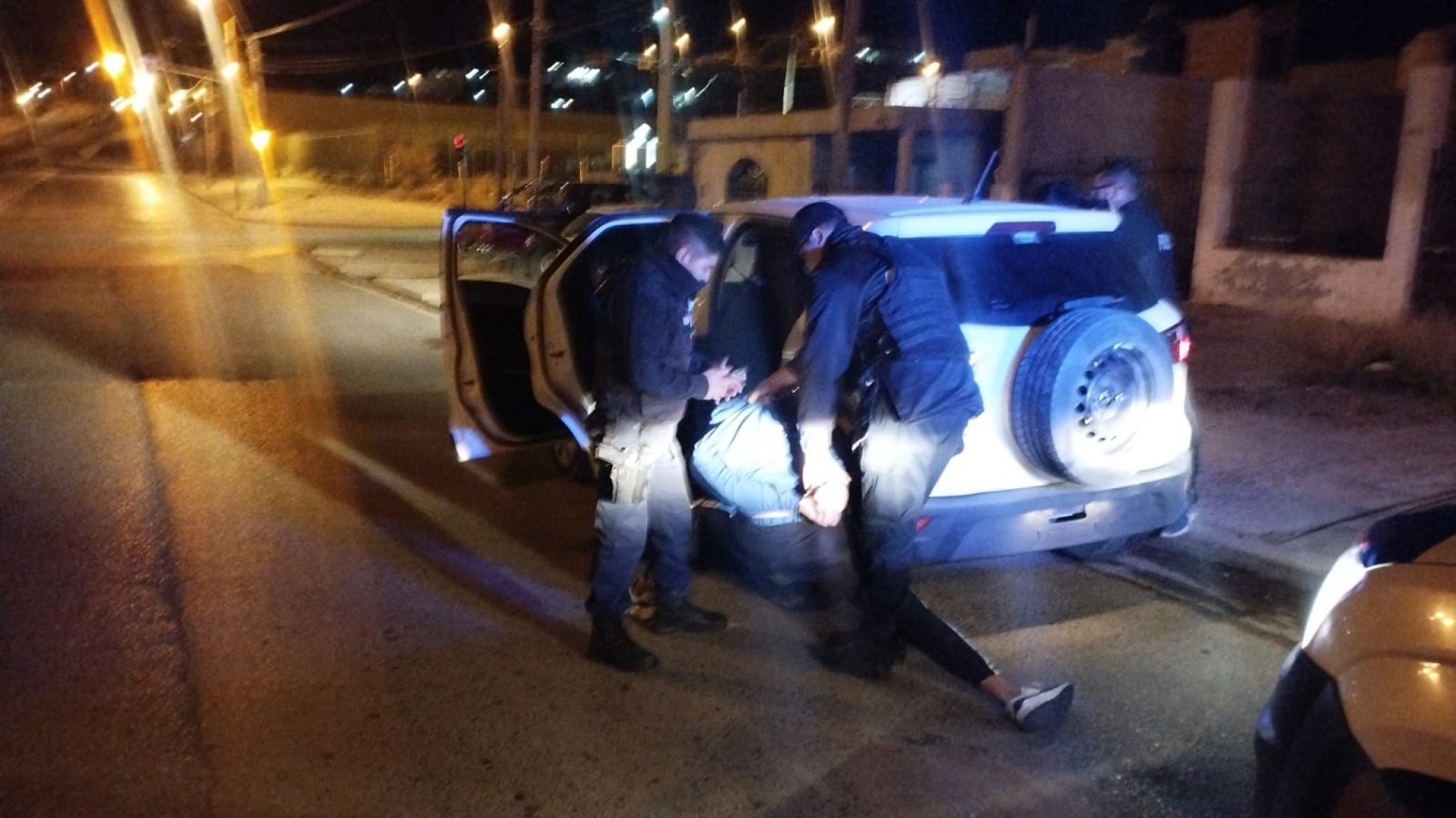 ¡Las hizo todas! Manejaba haciendo maniobras peligrosas, huyó de la policía y le descubrieron un arma