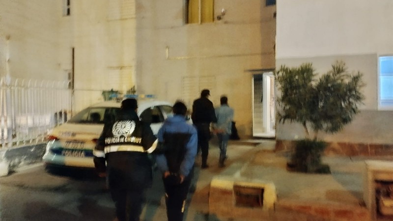 Salía de su trabajo y lo amenazaron con un cuchillo para robarle el celular