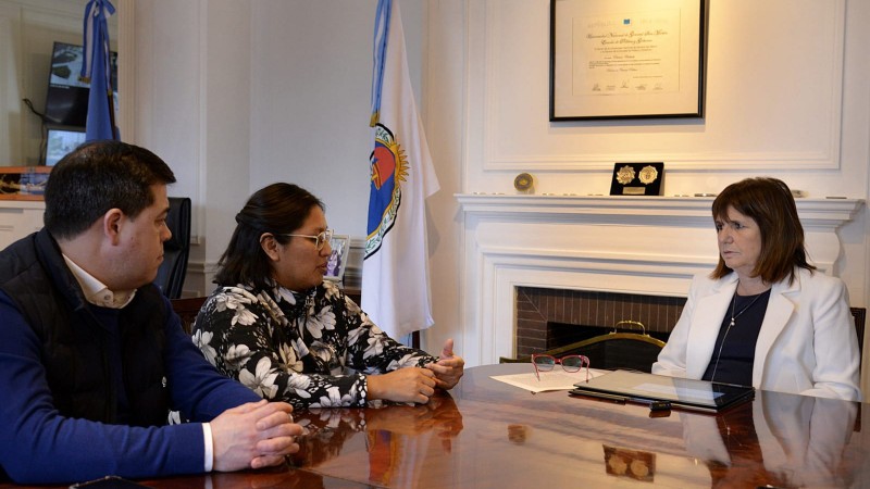 Patricia Bullrich recibió a Noelia Alderete, madre del joven asesinado en Comodoro