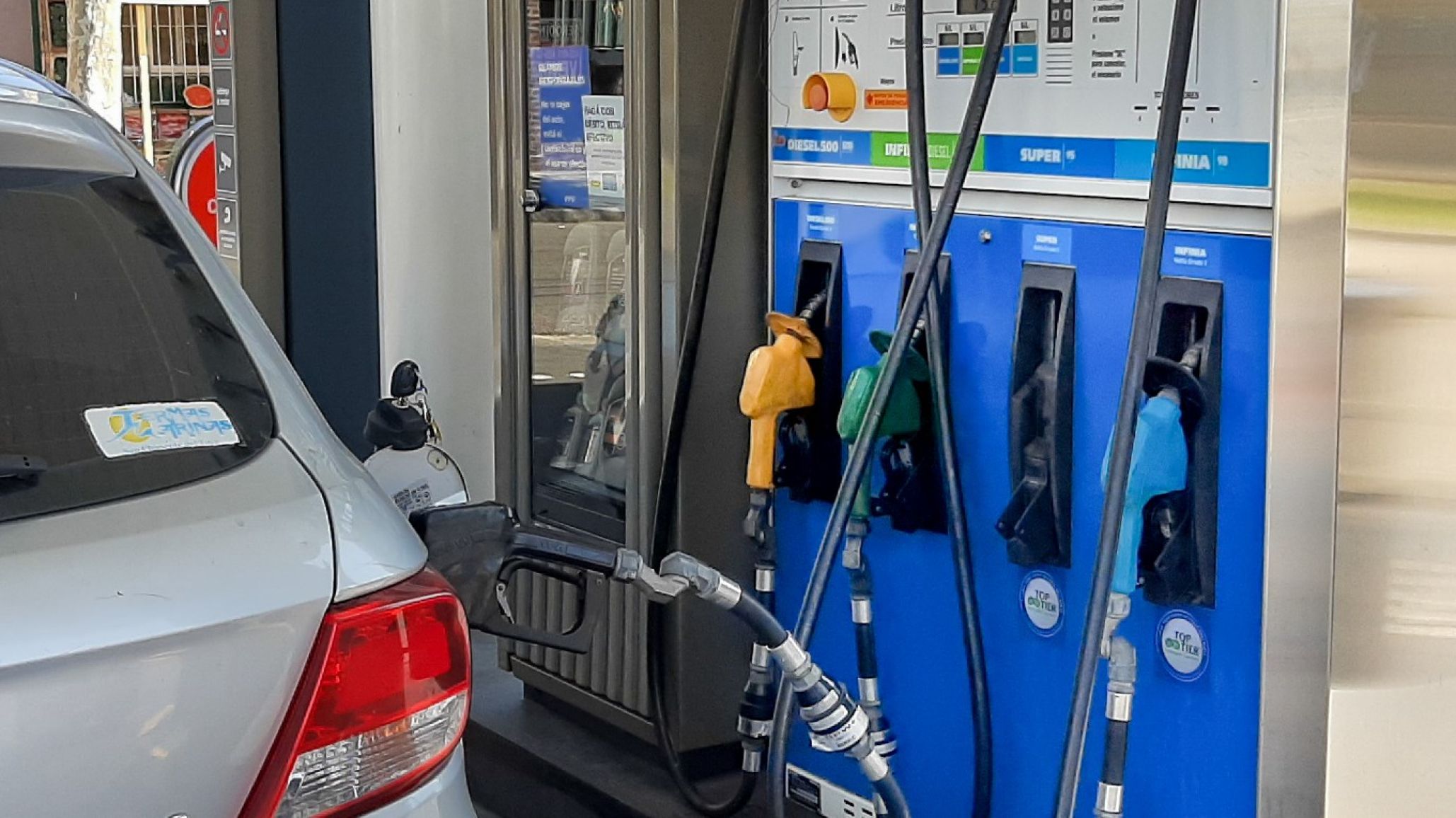 Ma馻na aumenta el precio de la nafta y el gasoil
