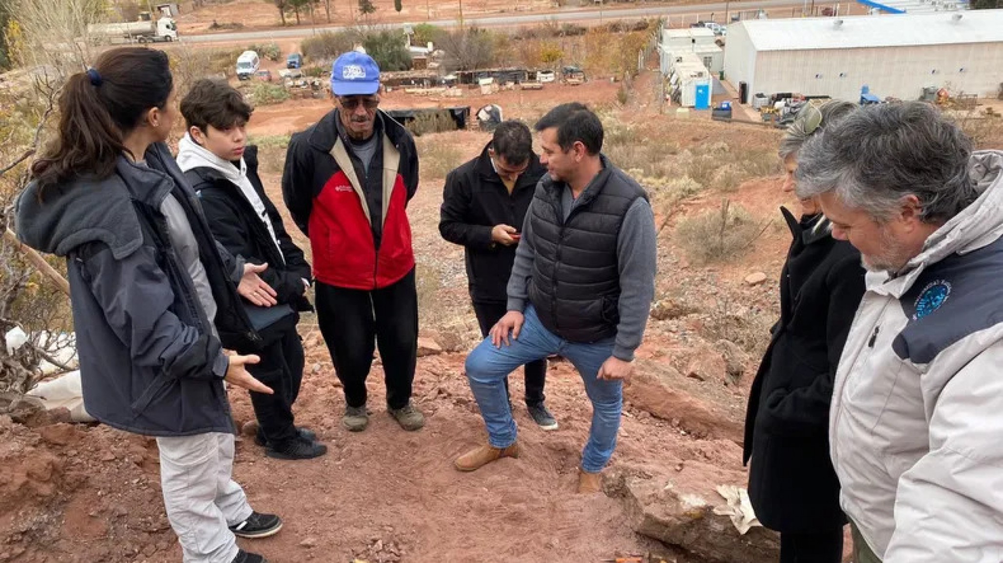 Un niño descubre un dinosaurio en el patio de su abuelo