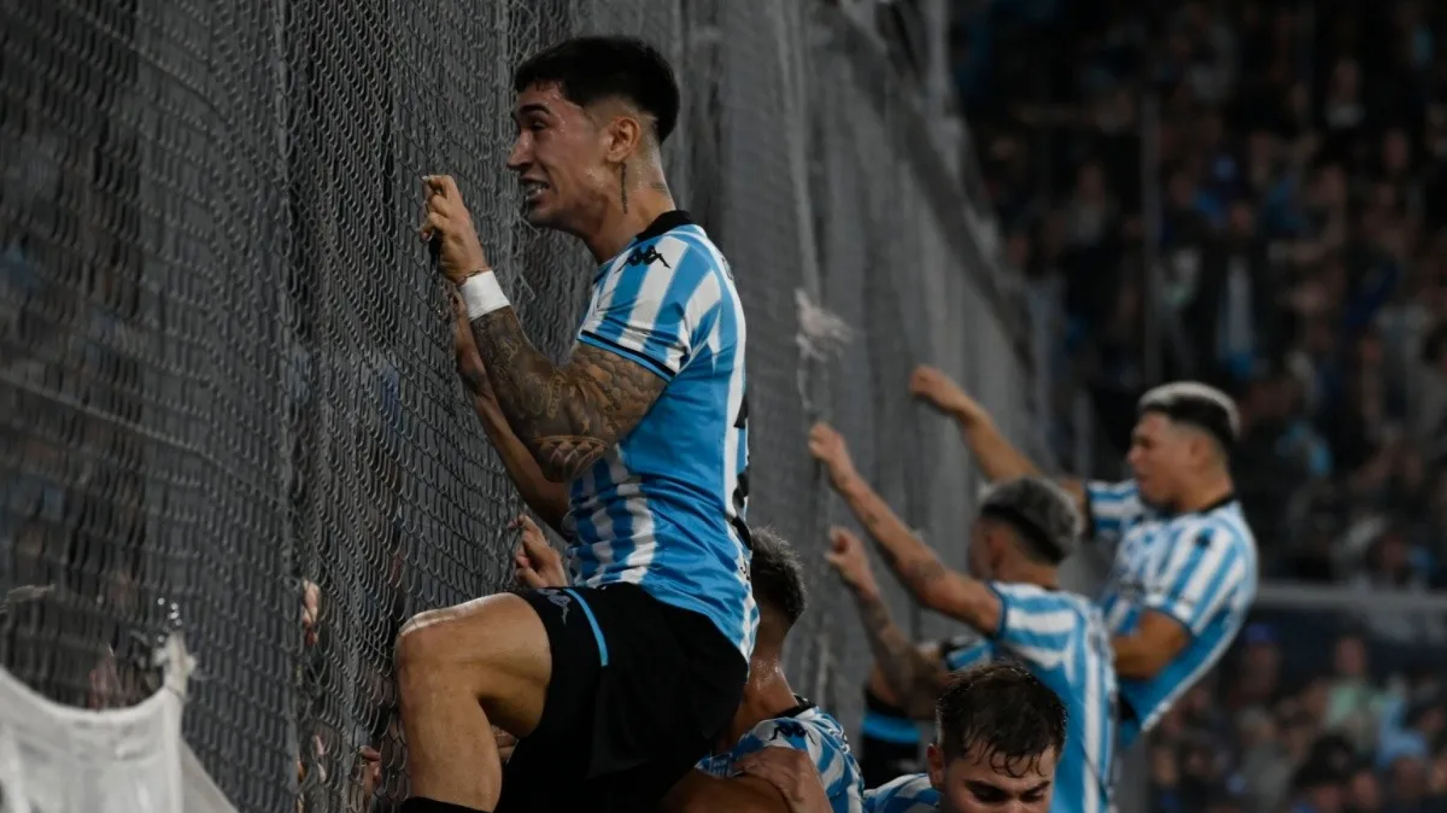 Racing agónico: triunfo por 1-0 ante Deportivo Riestra y sigue líder