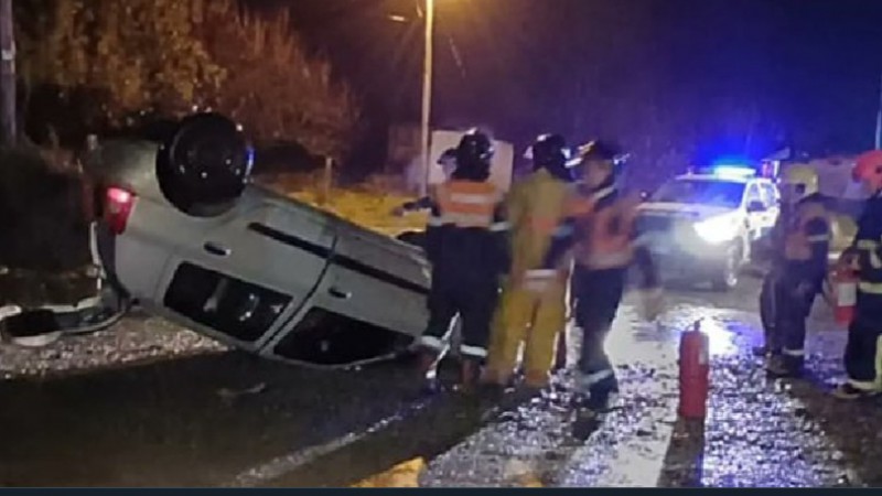 Manejaba alcoholizado por la Ruta 40, perdió el control de su auto y terminó volcando