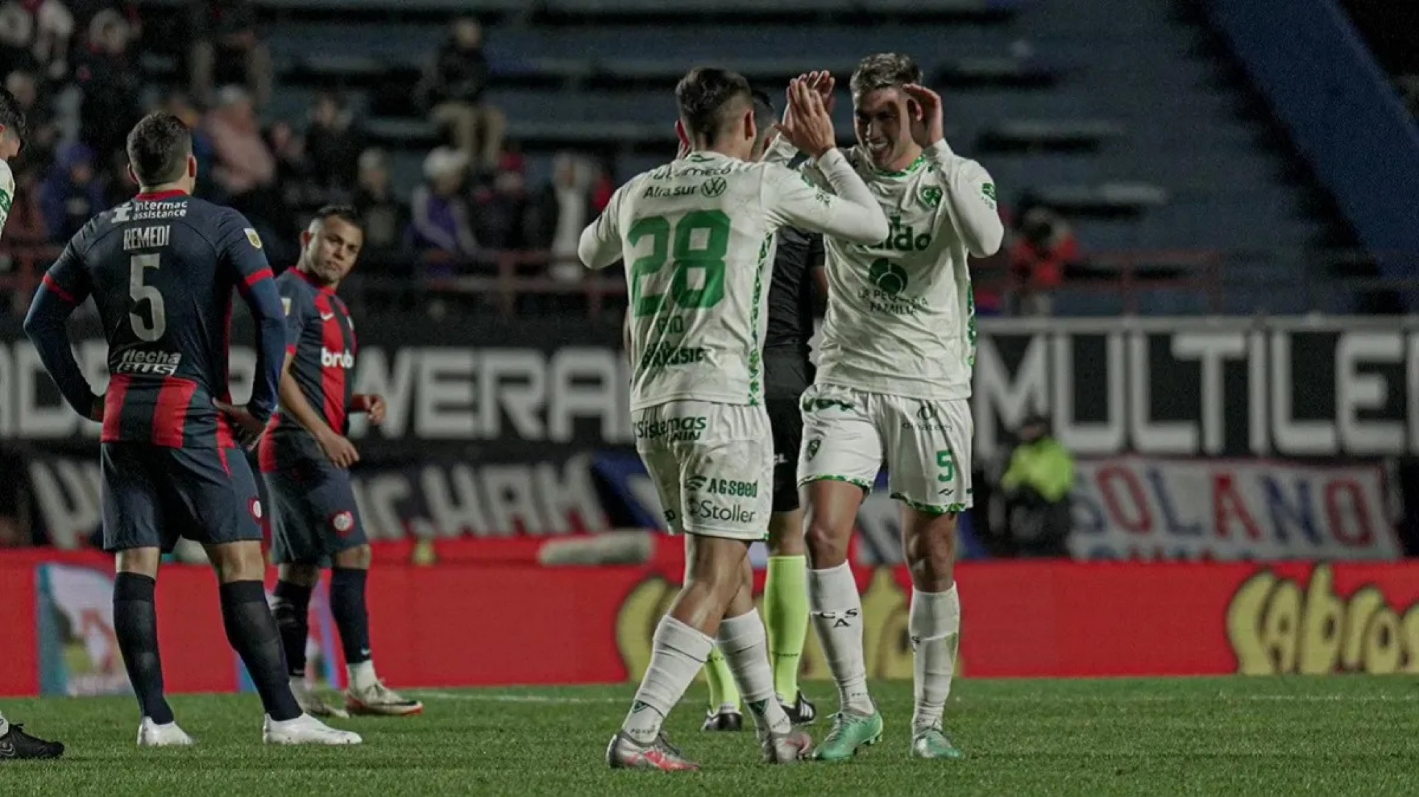 Sarmiento sorprendió a San Lorenzo y ganó 1-0