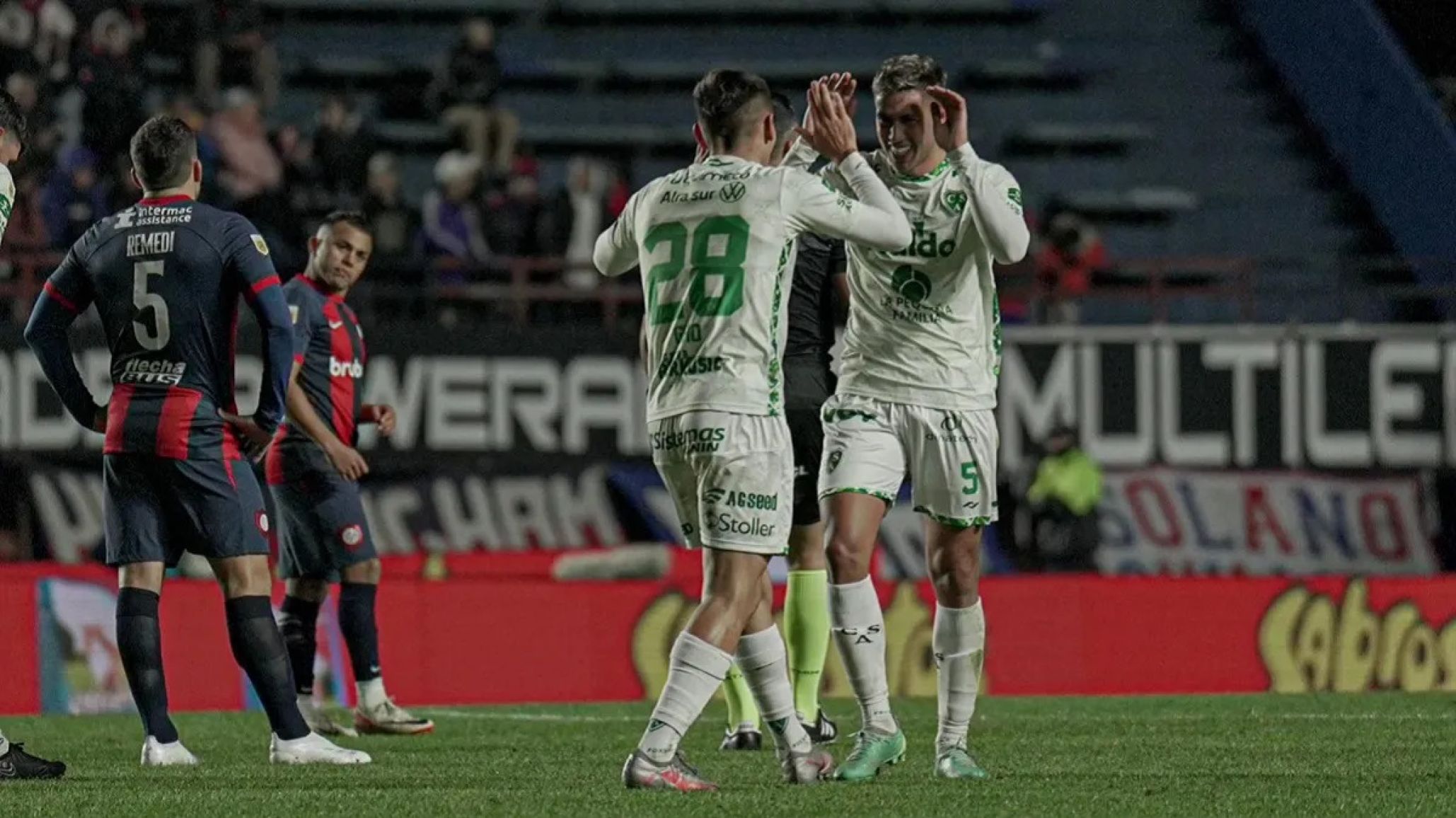 Sarmiento sorprendió a San Lorenzo y ganó 1-0