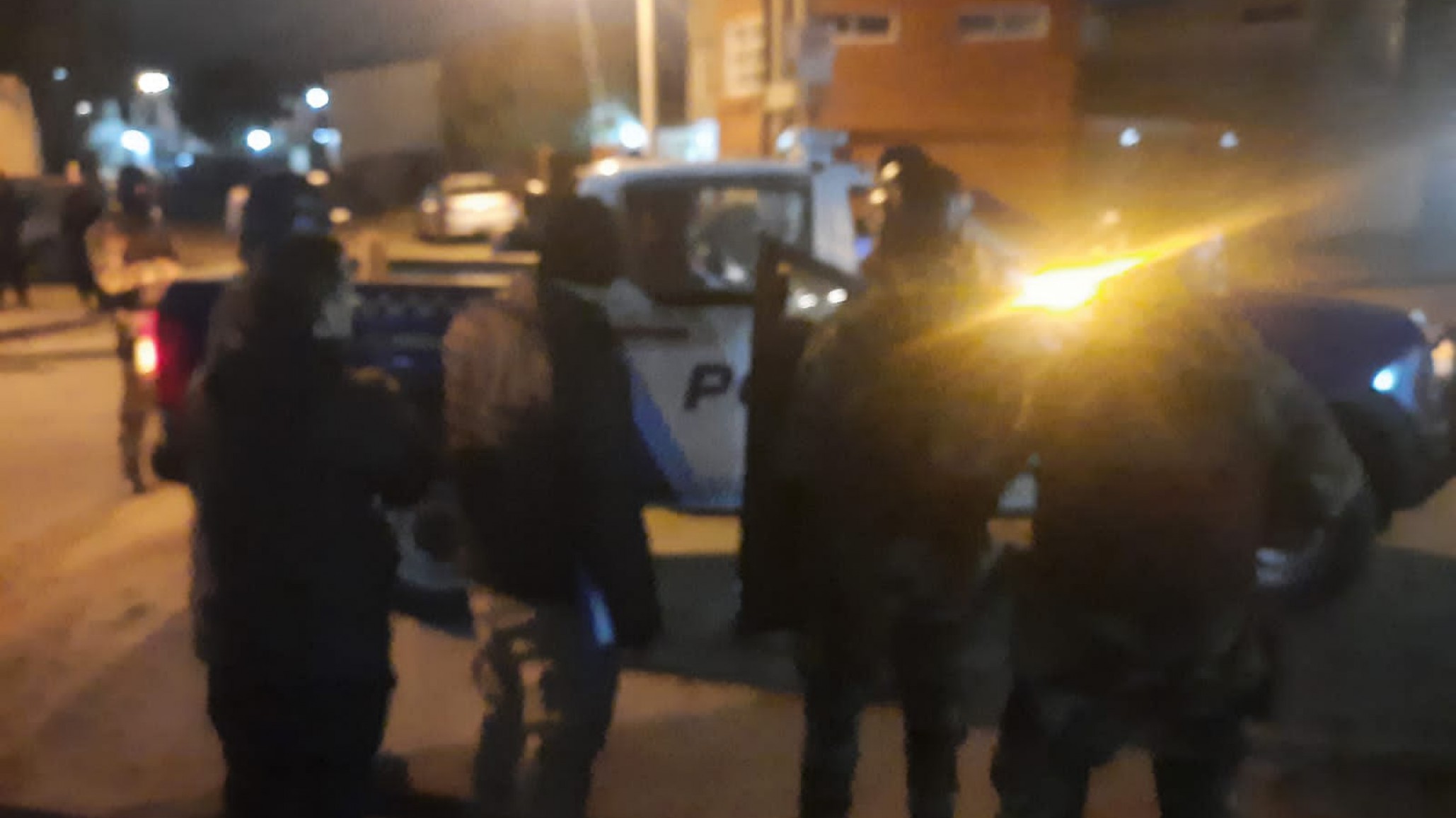 Un hombre con un cuchillo retuvo a su hija de 1 año