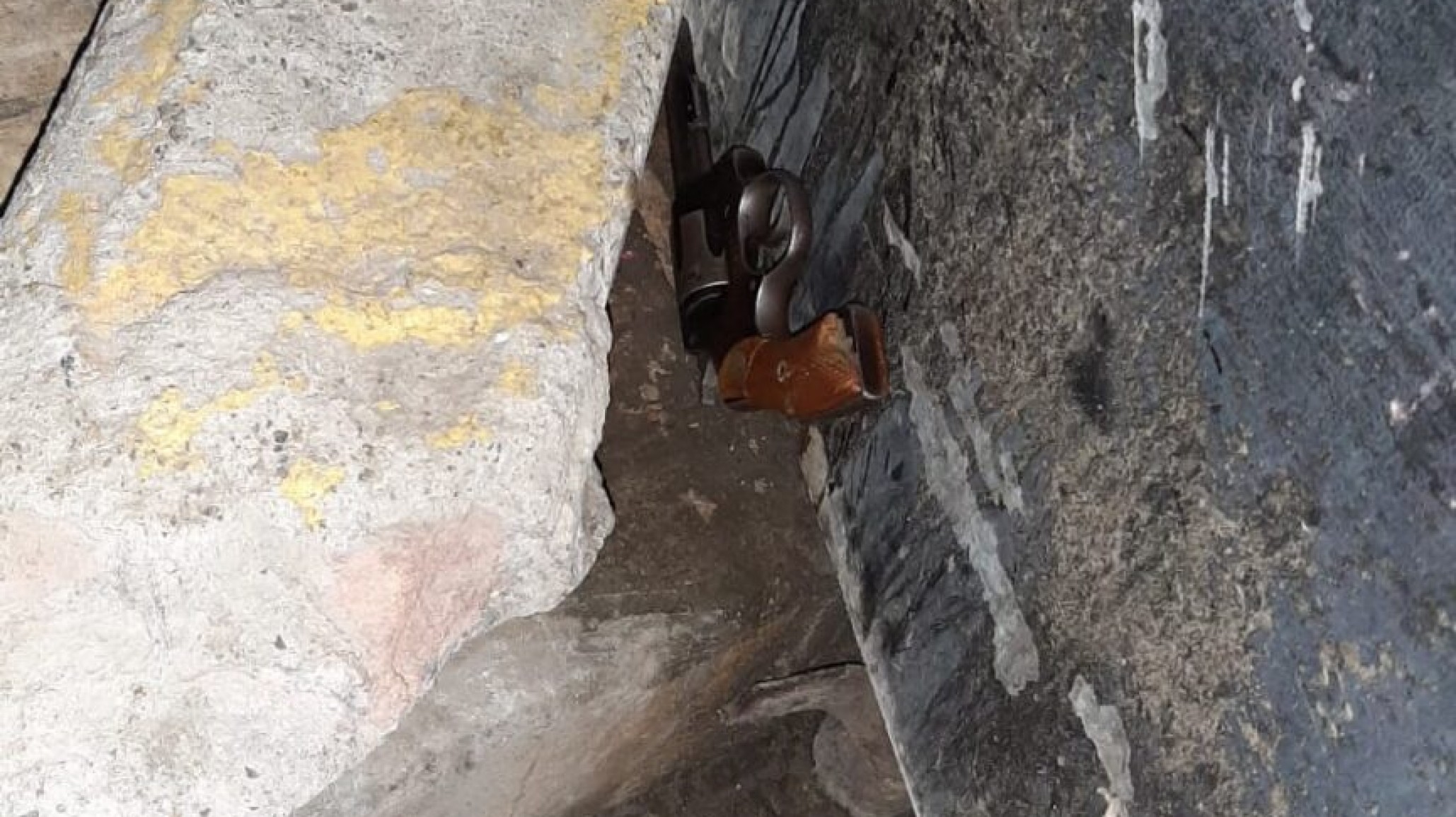 Vio que la policía se acercaba y descartó una pistola