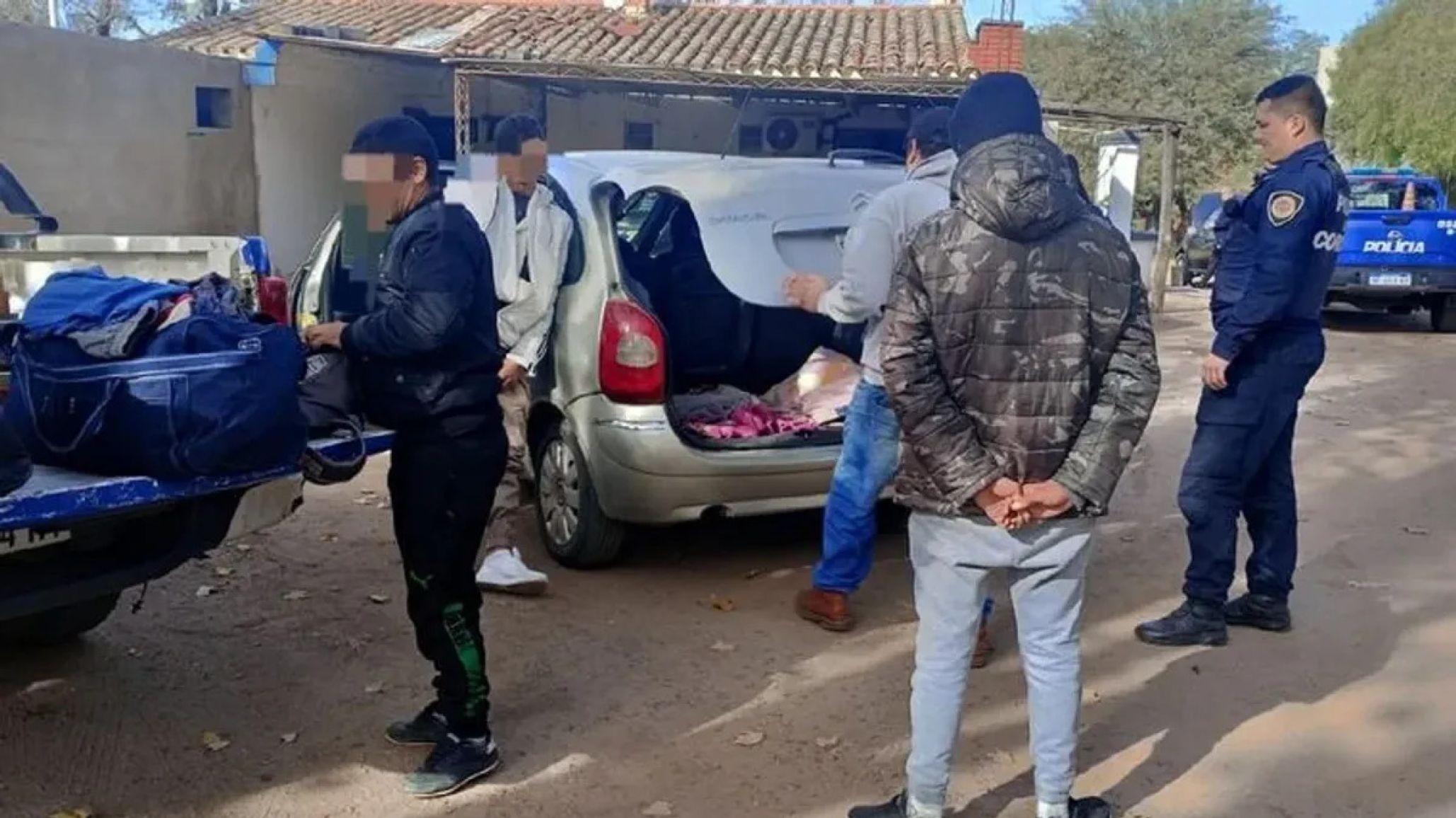 Lo detuvieron por viajar casi 200 kil髆etros con su hija en el ba鷏