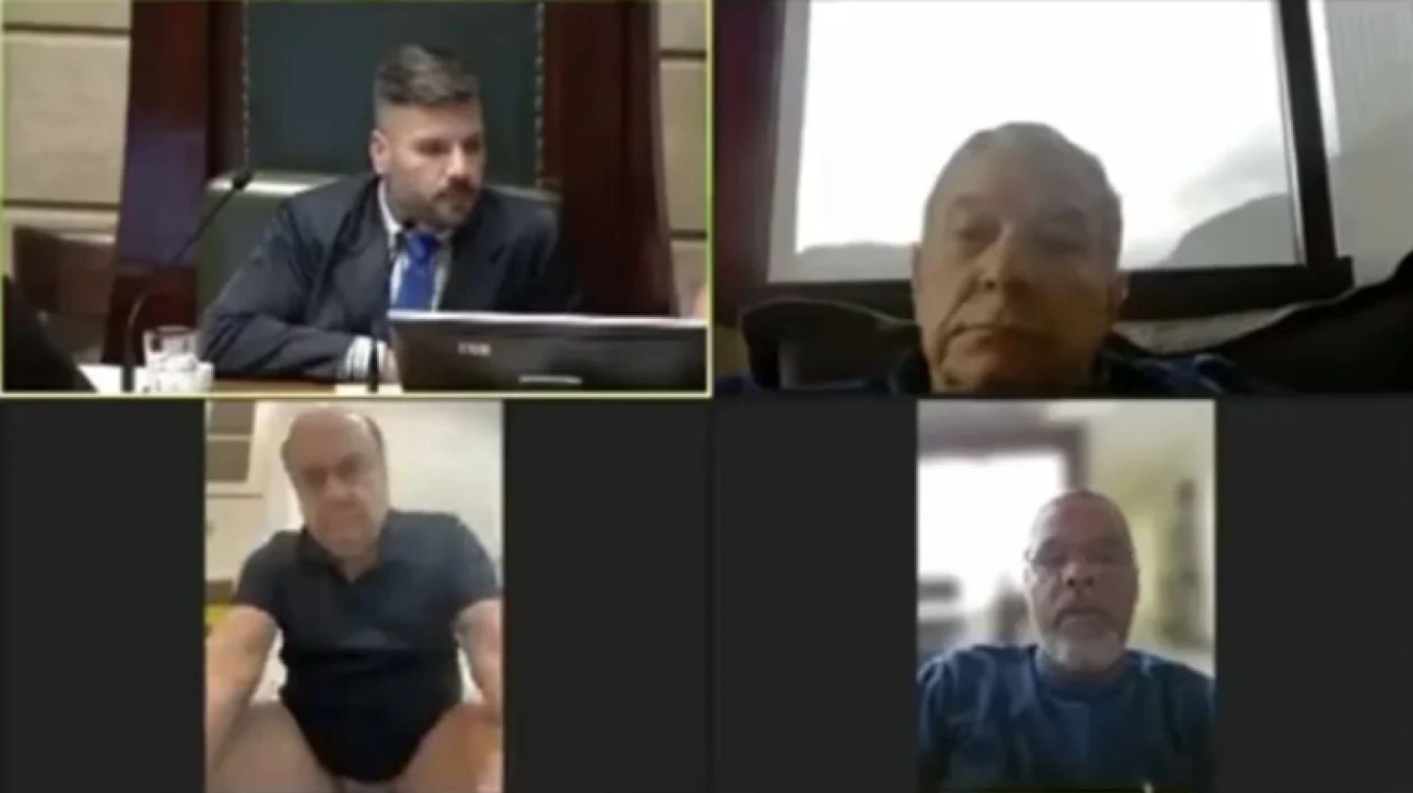 ¡Papelón! Un concejal participó en una sesión virtual desde el inodoro