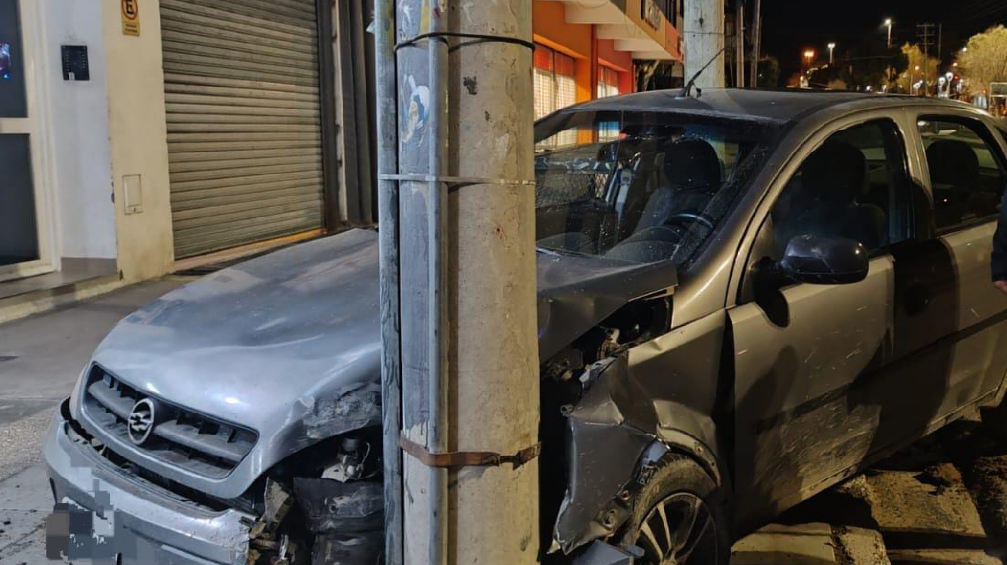 Conducía borracho y chocó contra un poste de luz: tenía 2.53 g/L de alcohol en sangre