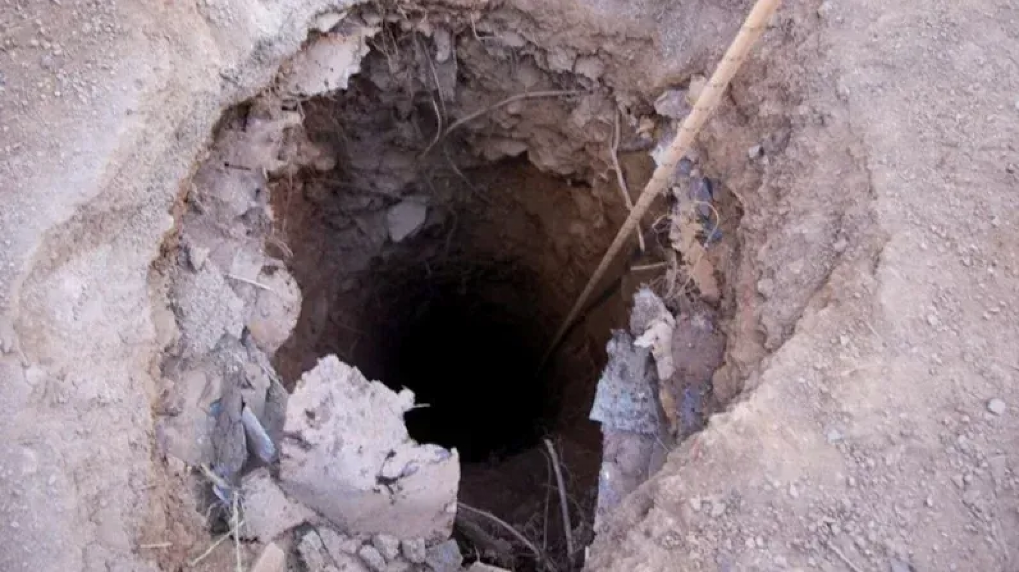 Jugaba en el patio de la escuela: Niño de 11 años murió tras caer a un pozo ciego