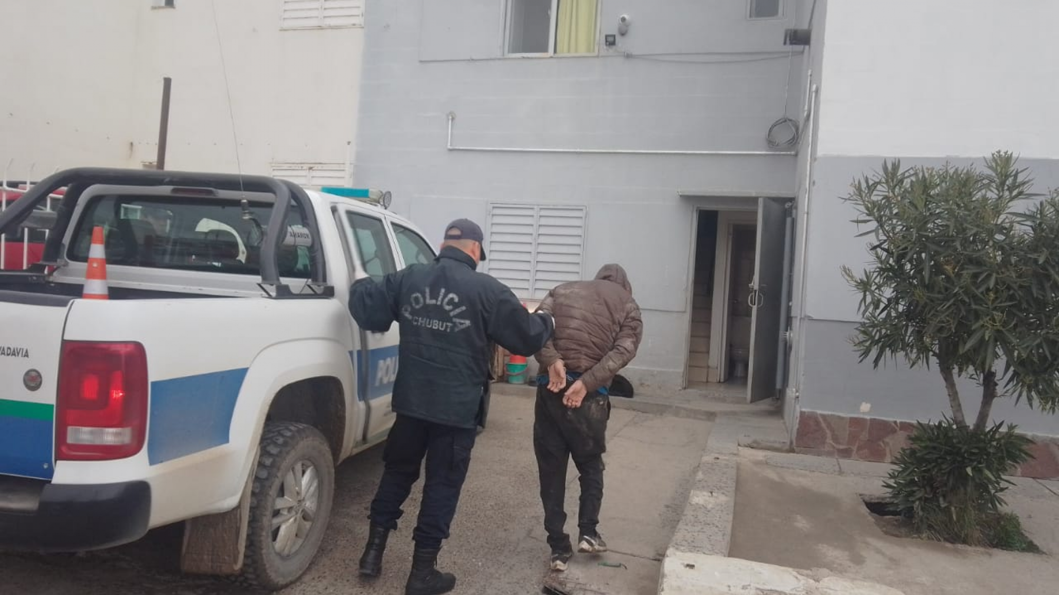 Un ladrón entró a su casa para robarle la Play 5 y logró capturarlo