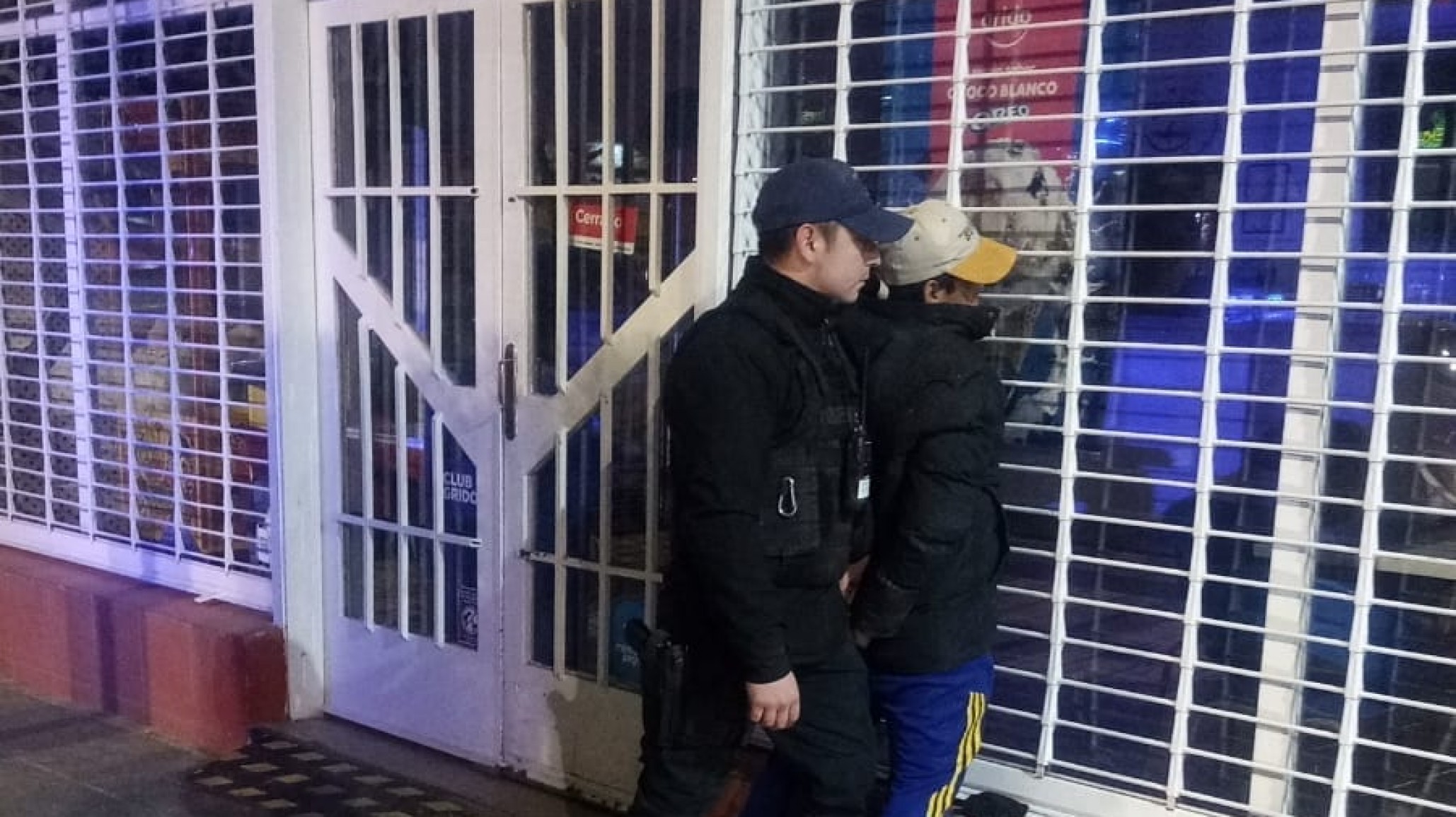 Tres delincuentes entraron a robar una casa armados: hay un detenido