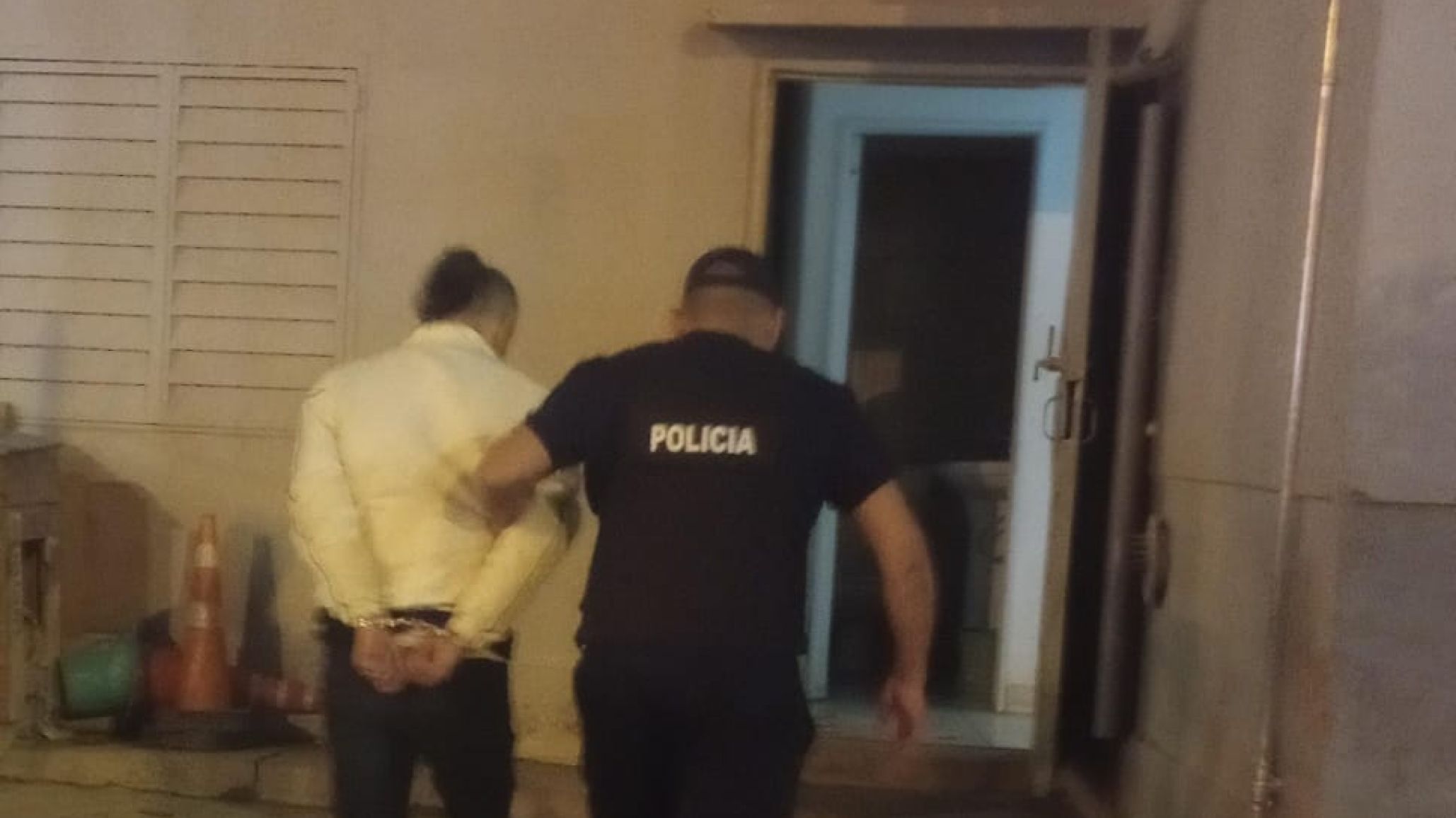 Detuvieron a un hombre por robar un perfume de una farmacia