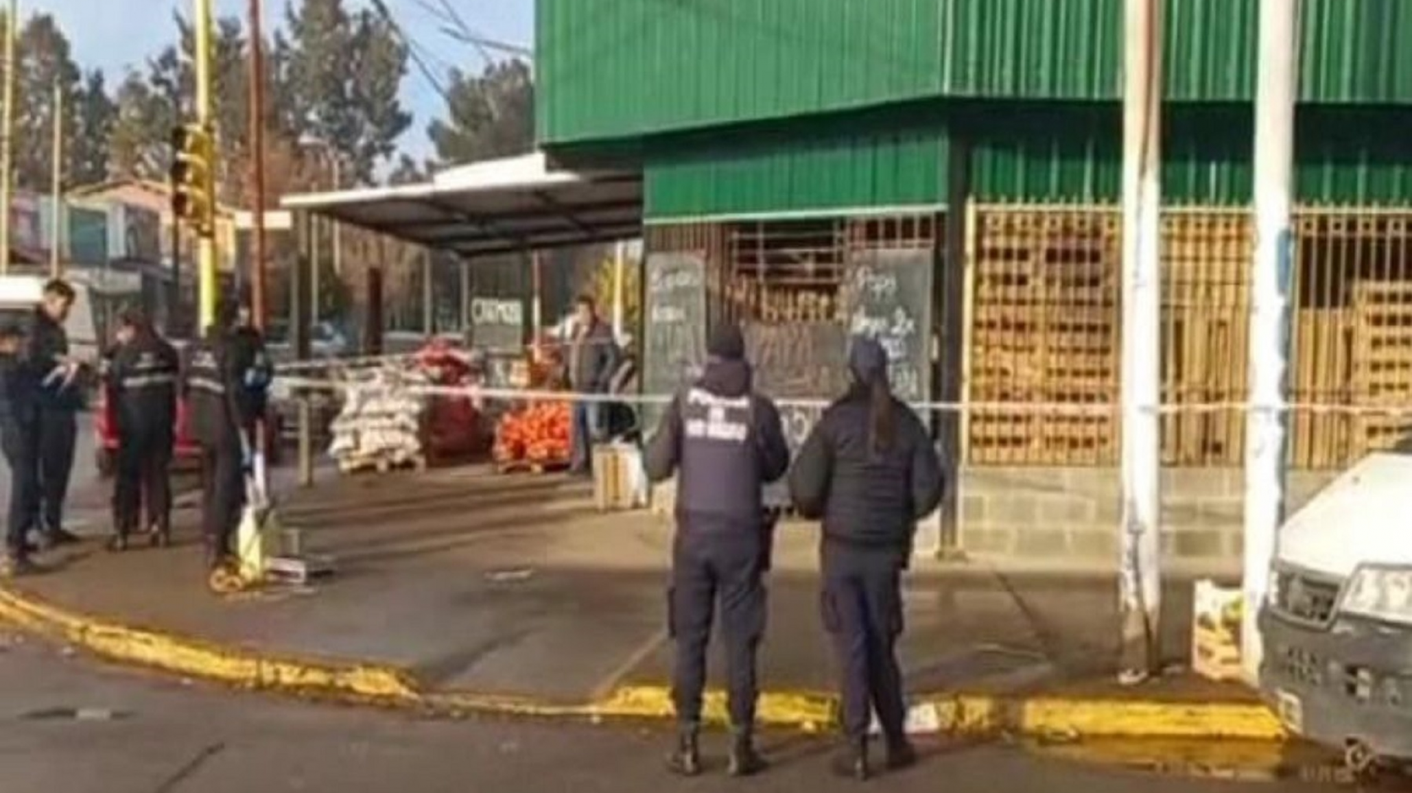 Un ladrón de 40 años murió en un depósito de verduras al caer en una reja metálica