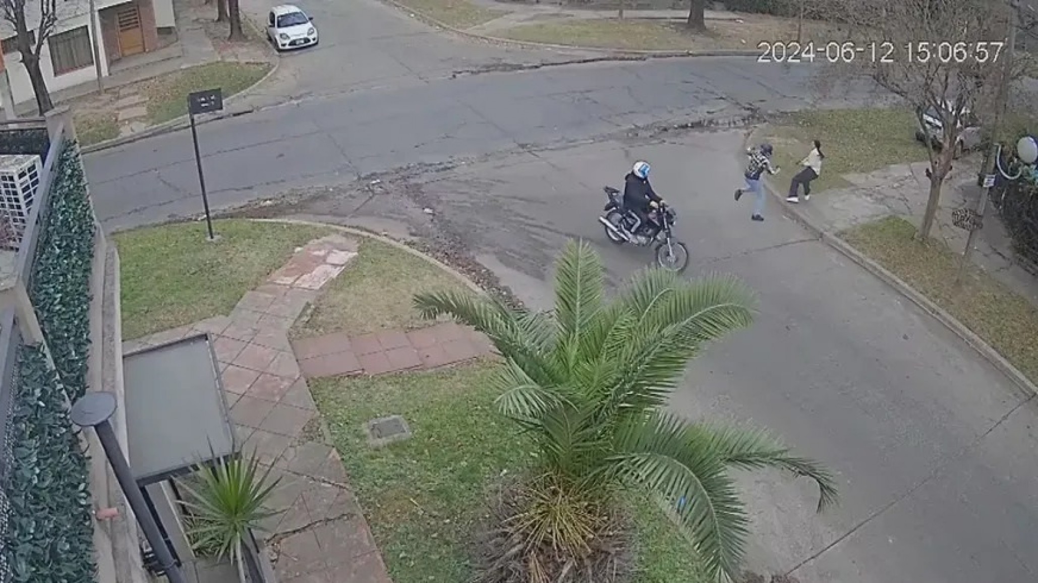 Video: una mujer policía se defendió a los tiros de un robo