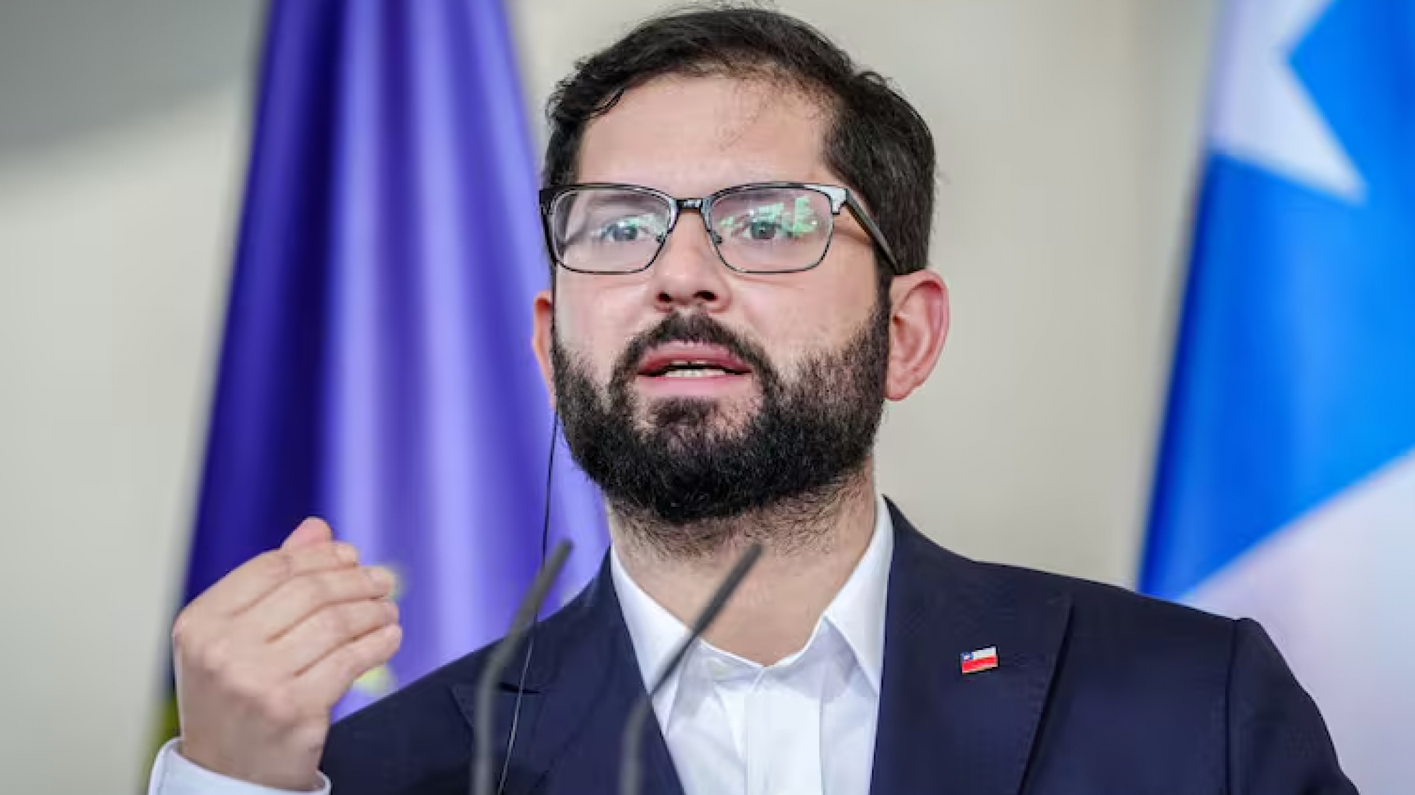 Boric exige a Argentina retirar paneles solares en territorio chileno: "O lo hacemos nosotros"