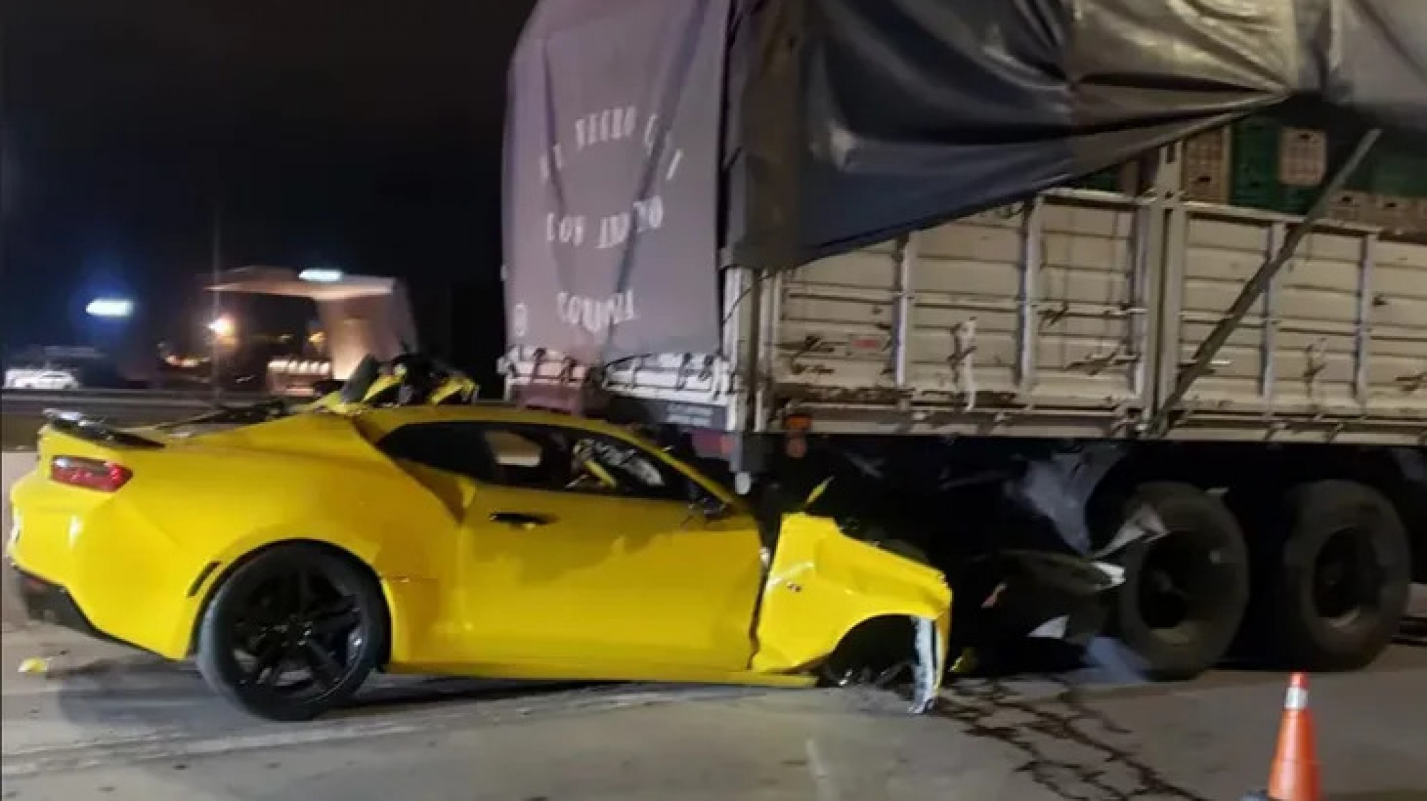 Tragedia en Córdoba: un joven murió tras chocar su Camaro contra un camión