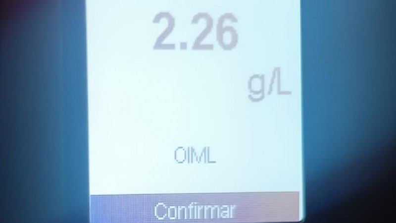 Chocó contra una palma de luz: Manejaba con 2.26 g/l de alcohol en sangre