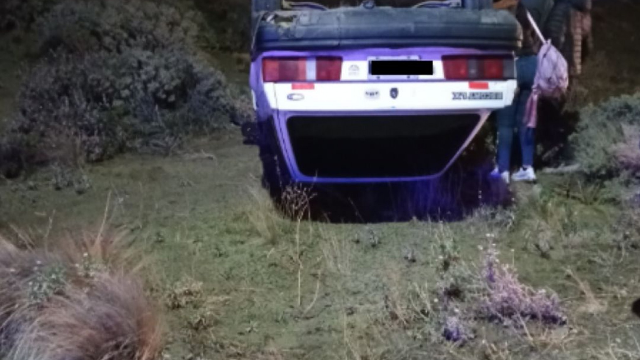 Una conductora volcó al perder el control del auto y pisar el freno