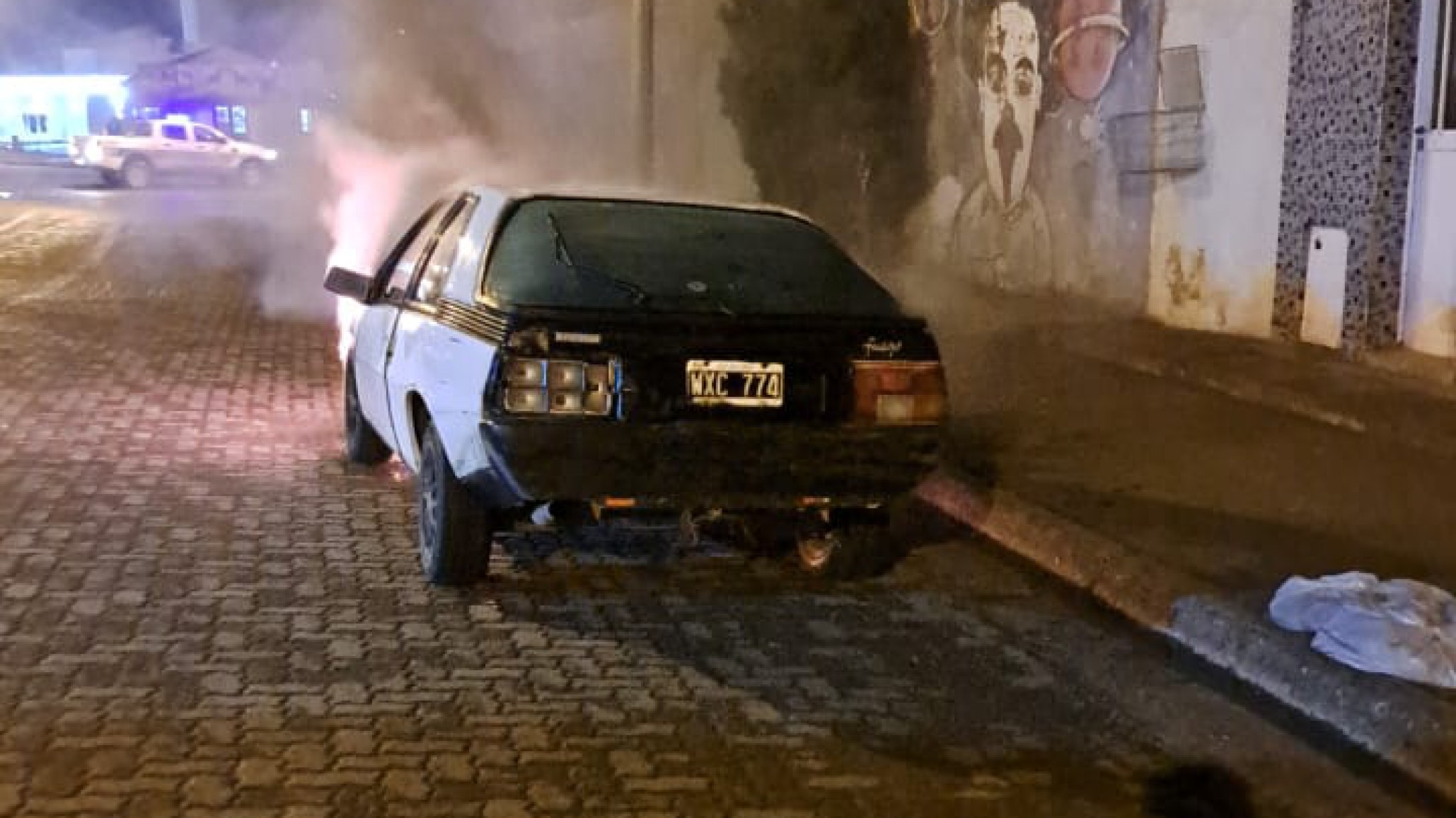 Bomberos apagaron las llamas de un incendio vehicular accidental