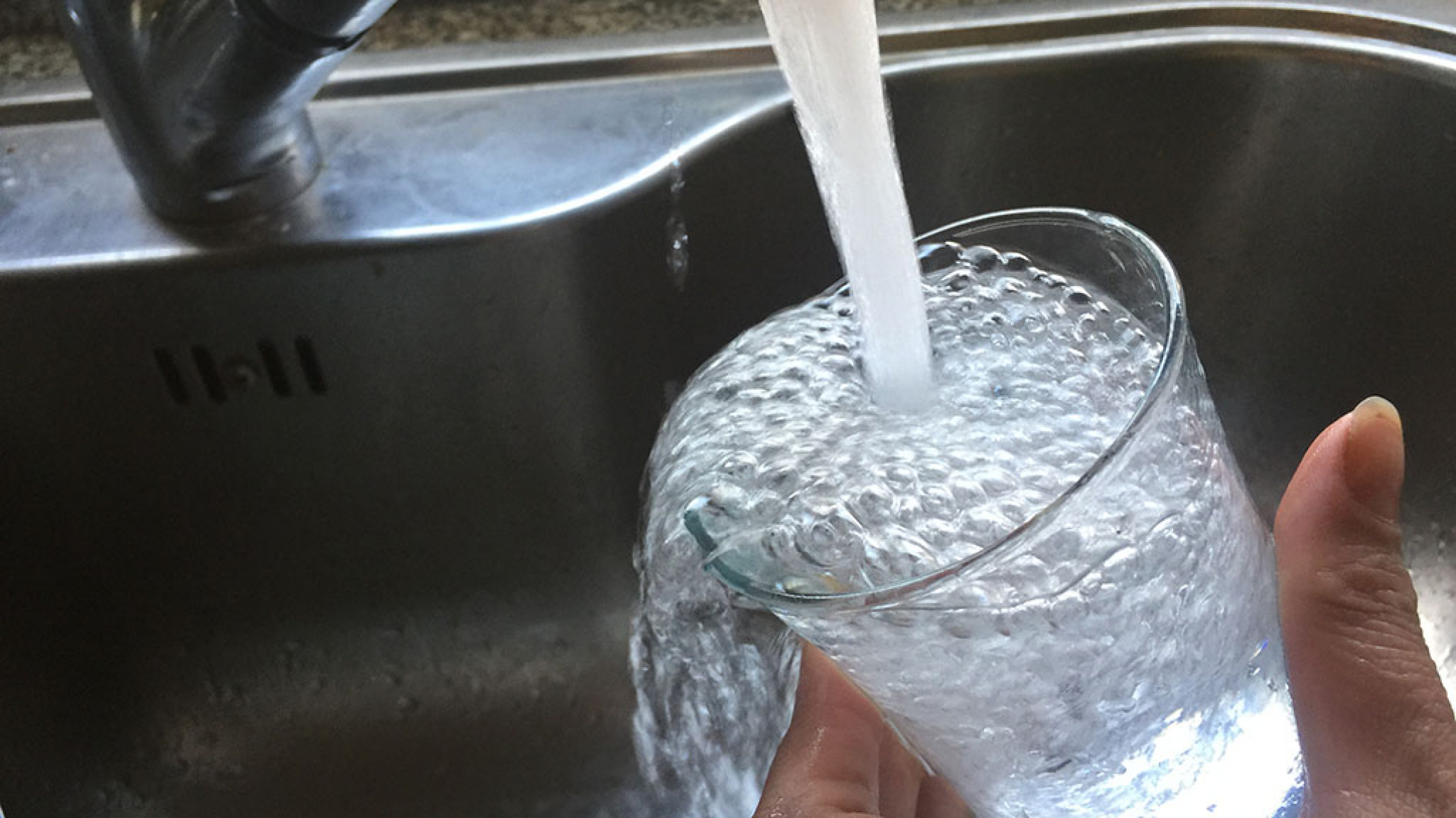 Sin agua en Comodoro: habilitaron puntos de carga