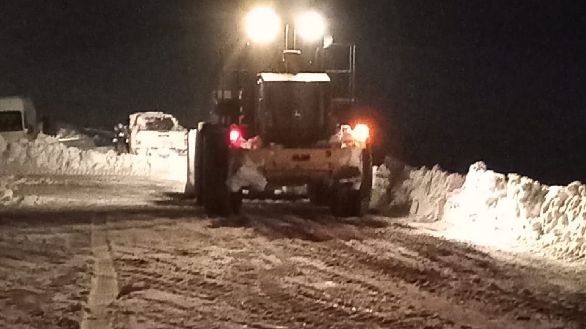 Tras más de 24 horas atrapados en la nieve, comenzaron a llegar las maquinas a Cañadón Ferrays